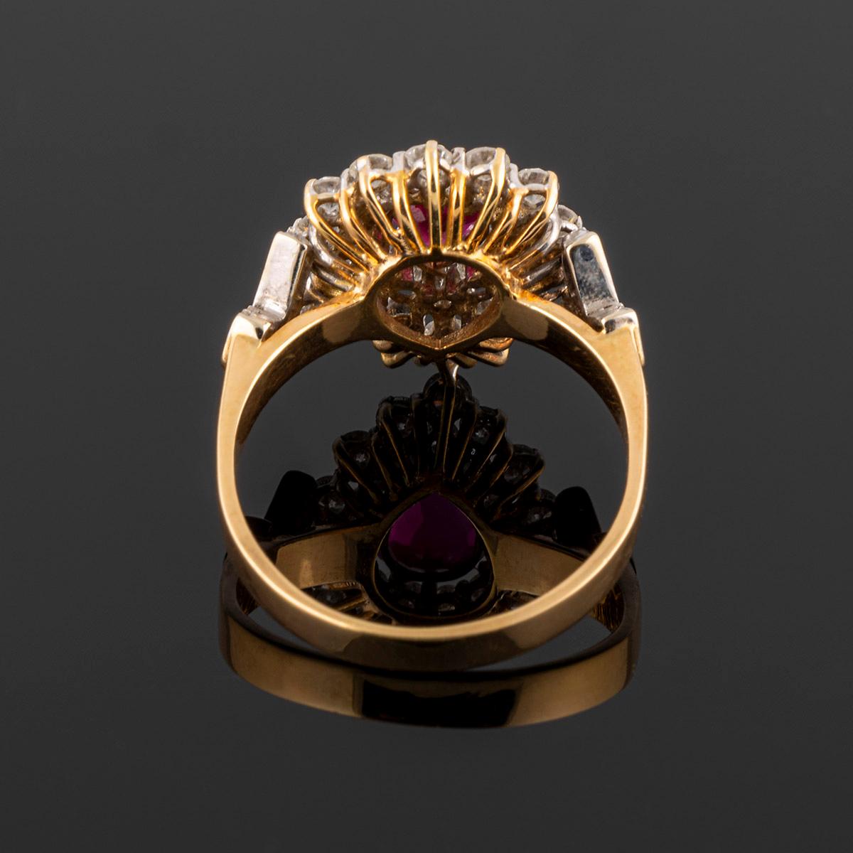 Cocktailring aus Gold mit tropfenförmigem Rubin und 43 Diamanten. im Angebot 2