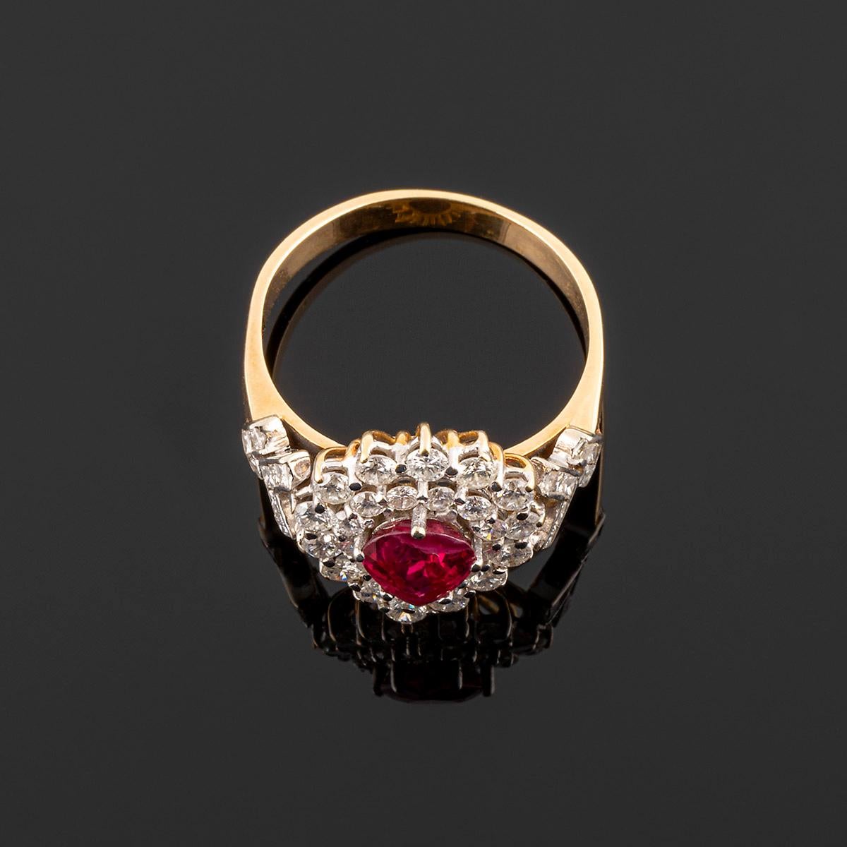 Cocktailring aus Gold mit tropfenförmigem Rubin und 43 Diamanten. im Angebot 3
