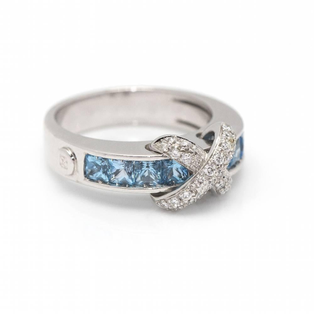 Italian design CENTOVENTUNO ring, in White Gold with Diamonds and blue Topaz for woman  30x Brilliant cut Diamonds weighing 0,24cts. in G/Vs quality and 8x blue Topazes  Size 16, this ring can be resized, ask for a quotation  18kt White Gold  8,19