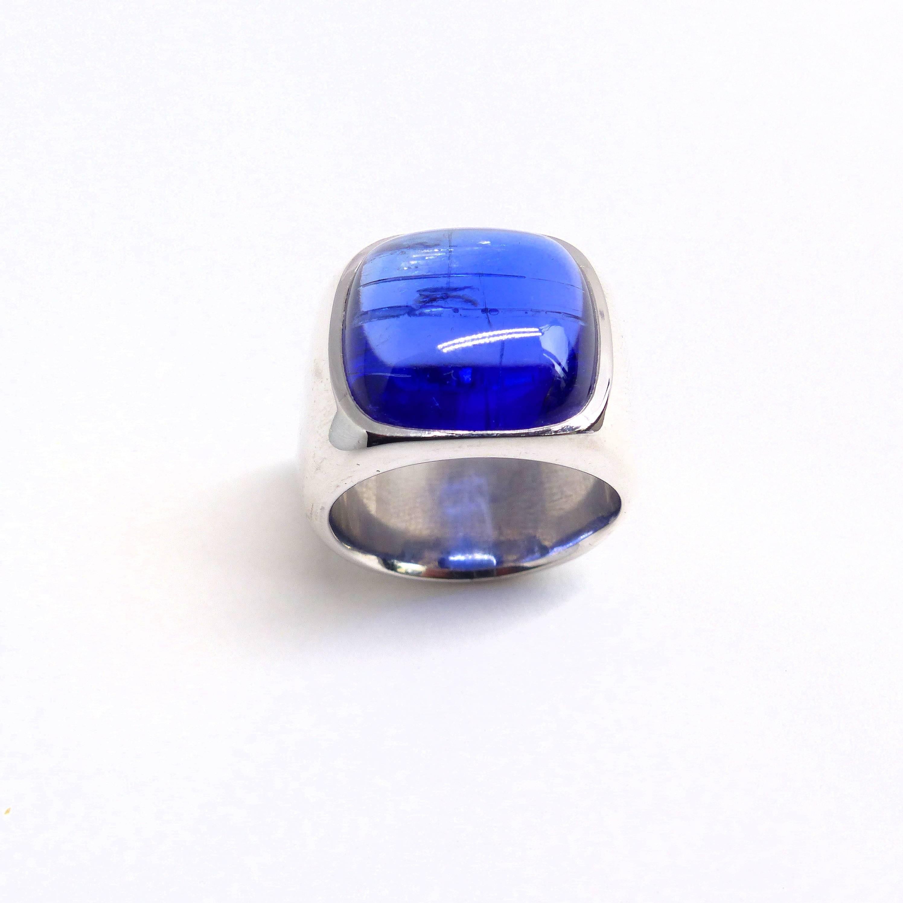 Thomas Leyser est réputé pour ses créations de bijoux contemporains utilisant des pierres précieuses fines. 

Cette bague en or blanc 18 carats (22,07 g) est sertie d'une tanzanite Cabouchon (coussin, 16x16 mm, 15,55 ct).

Taille de la bague : 7 1/4