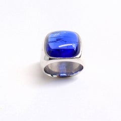 Ring aus Weißgold mit 1 blauem Tansanit-Cabouchon