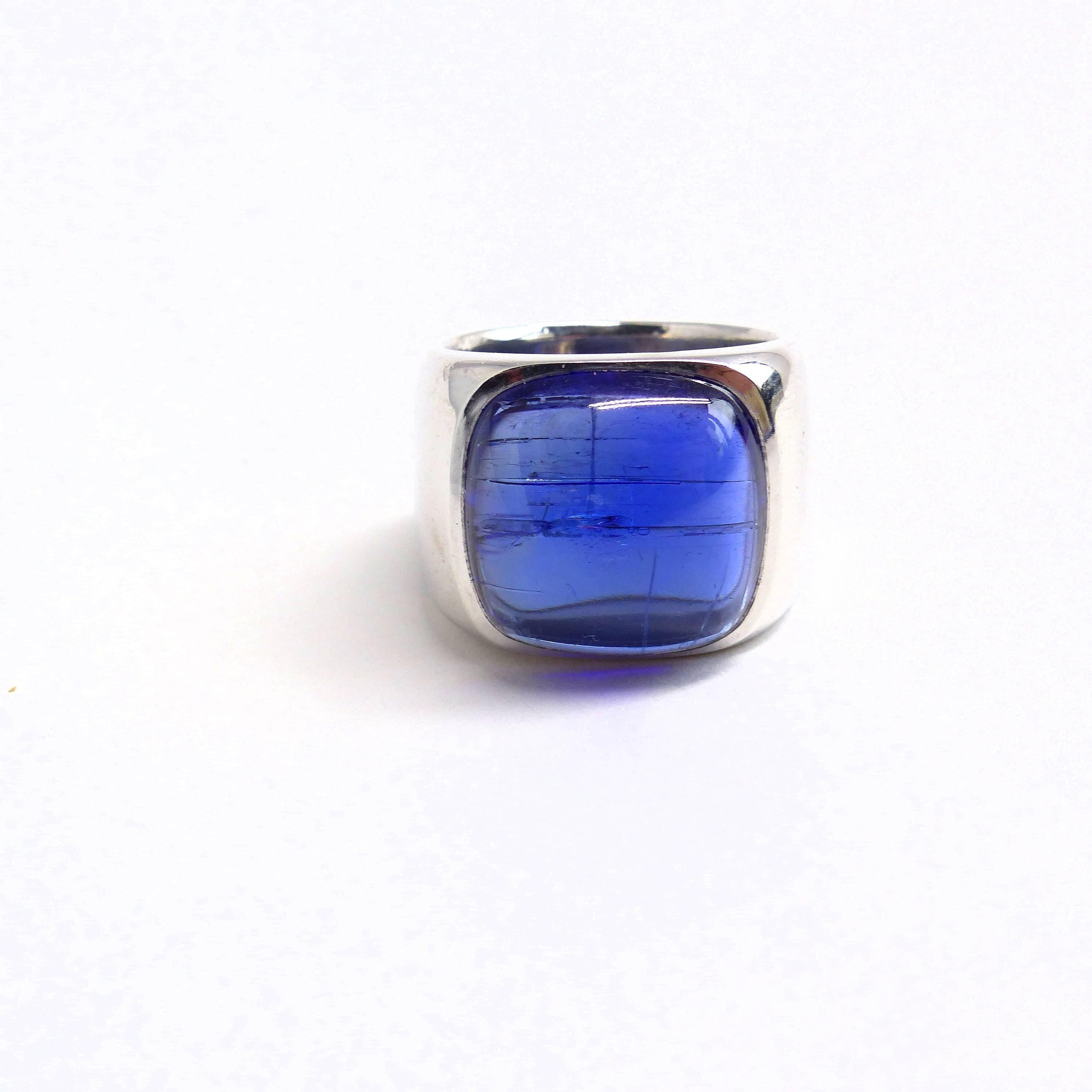 Contemporary Ring in White Gold with 1 blue Tanzanite Cabouchon For Sale