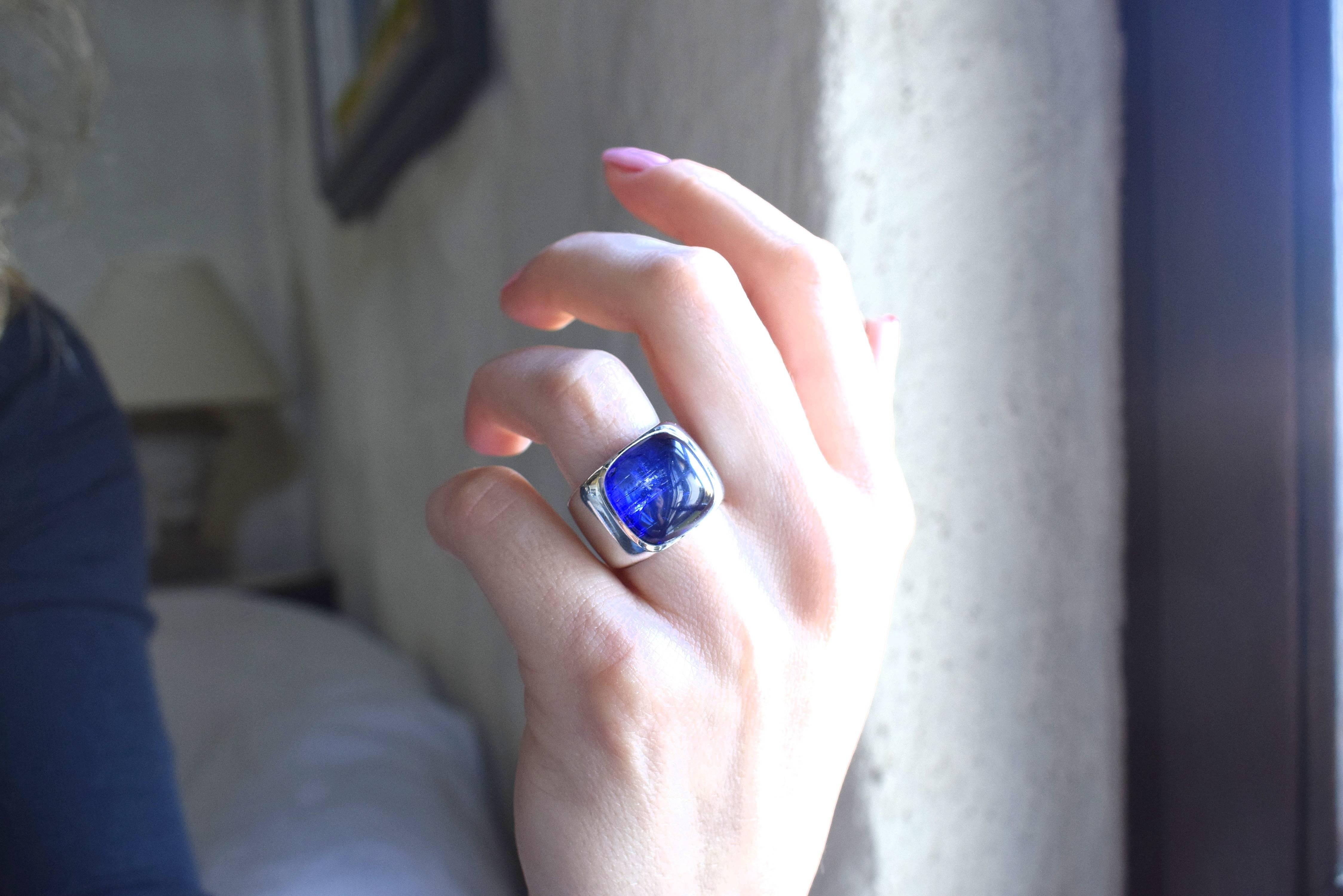 Cushion Cut Ring in White Gold with 1 blue Tanzanite Cabouchon For Sale