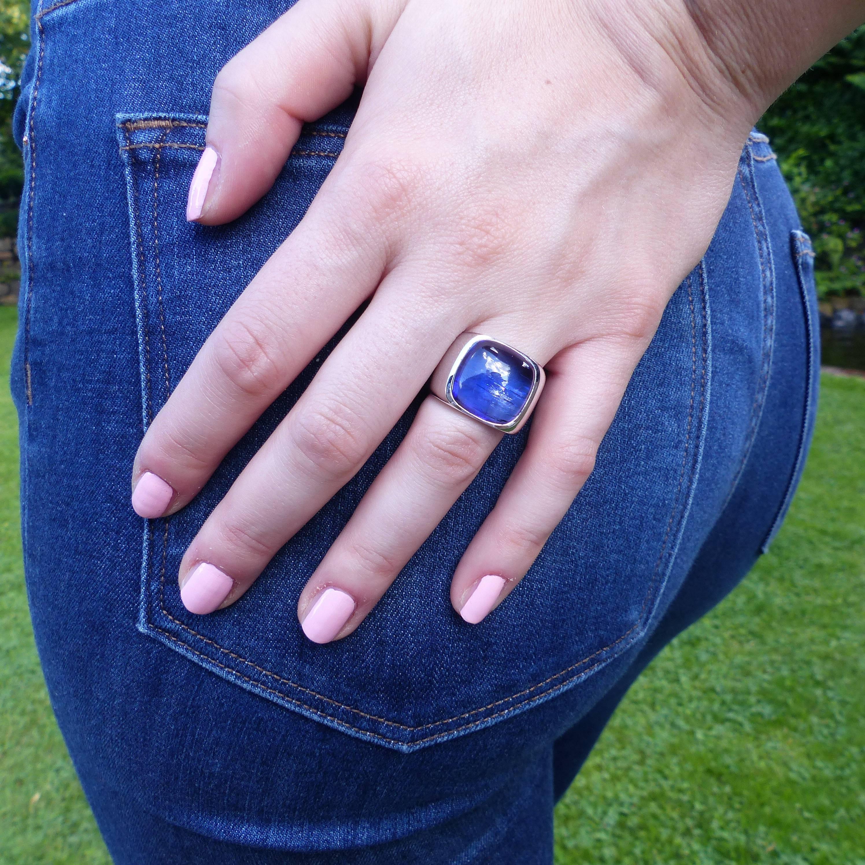 Bague en or blanc avec 1 cabochon de tanzanite bleue Unisexe en vente