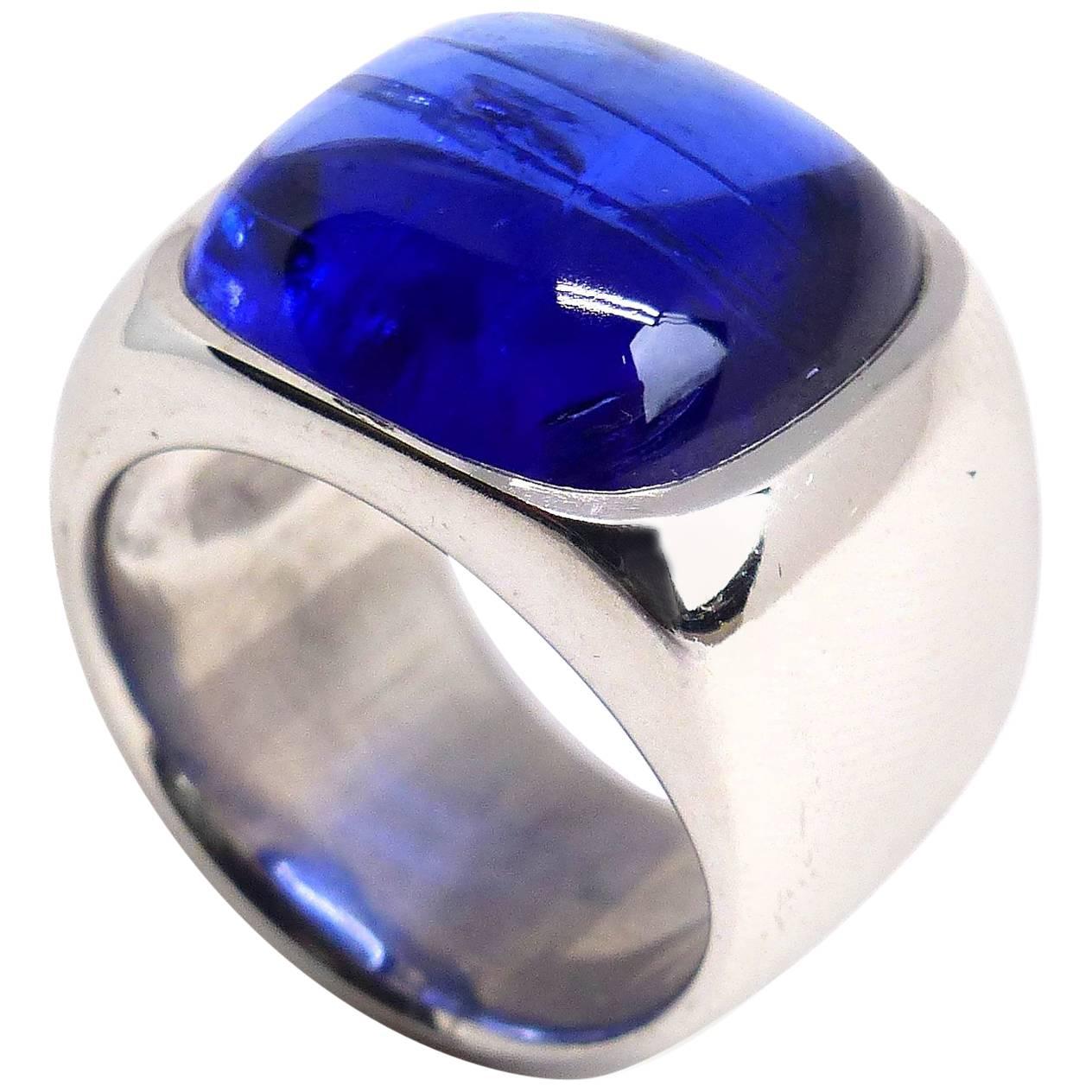 Bague en or blanc avec 1 cabochon de tanzanite bleue