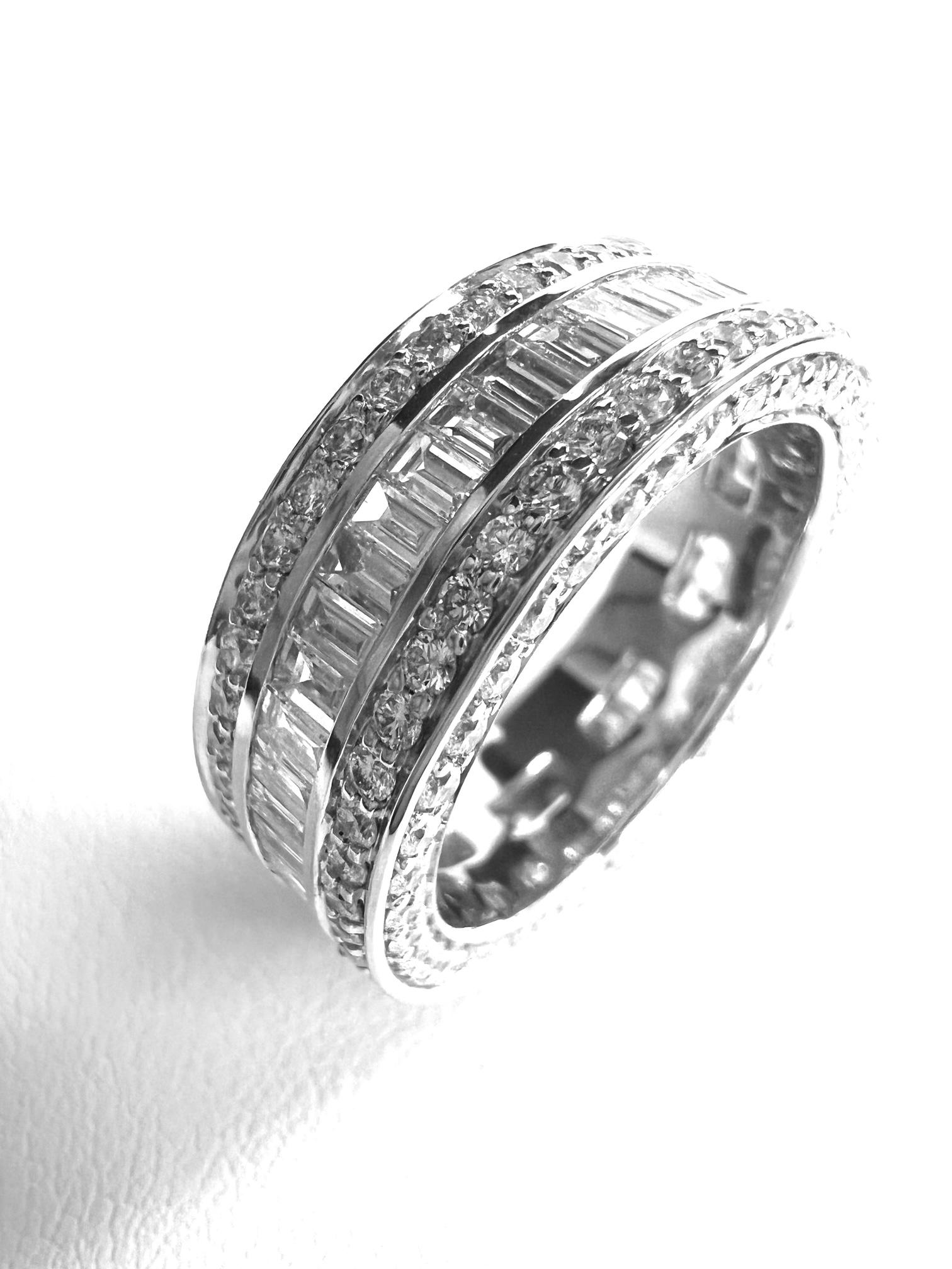 Contemporary Ring in White Gold with Diamonds For Sale
