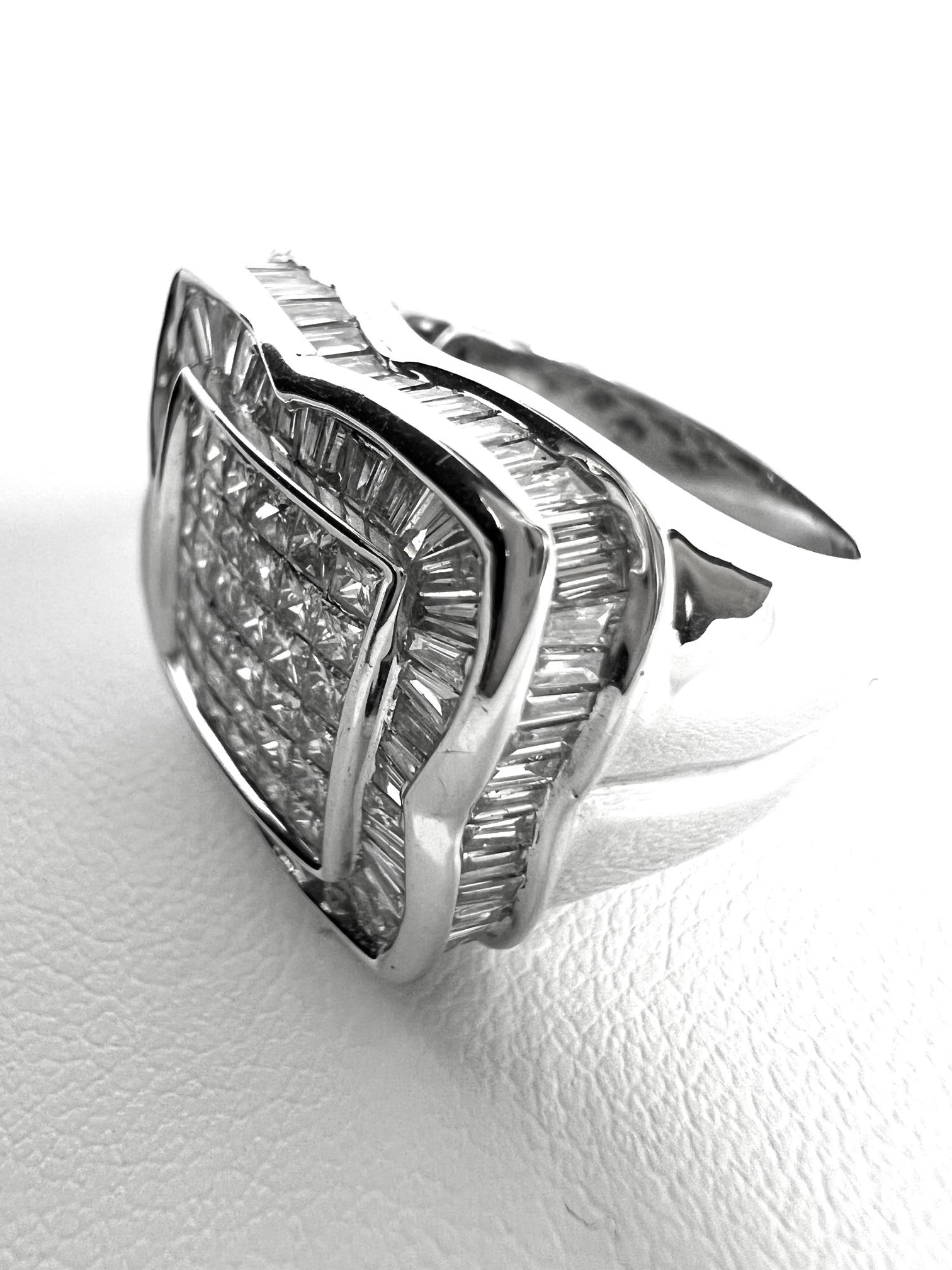 Contemporary Ring in White Gold with Diamonds For Sale