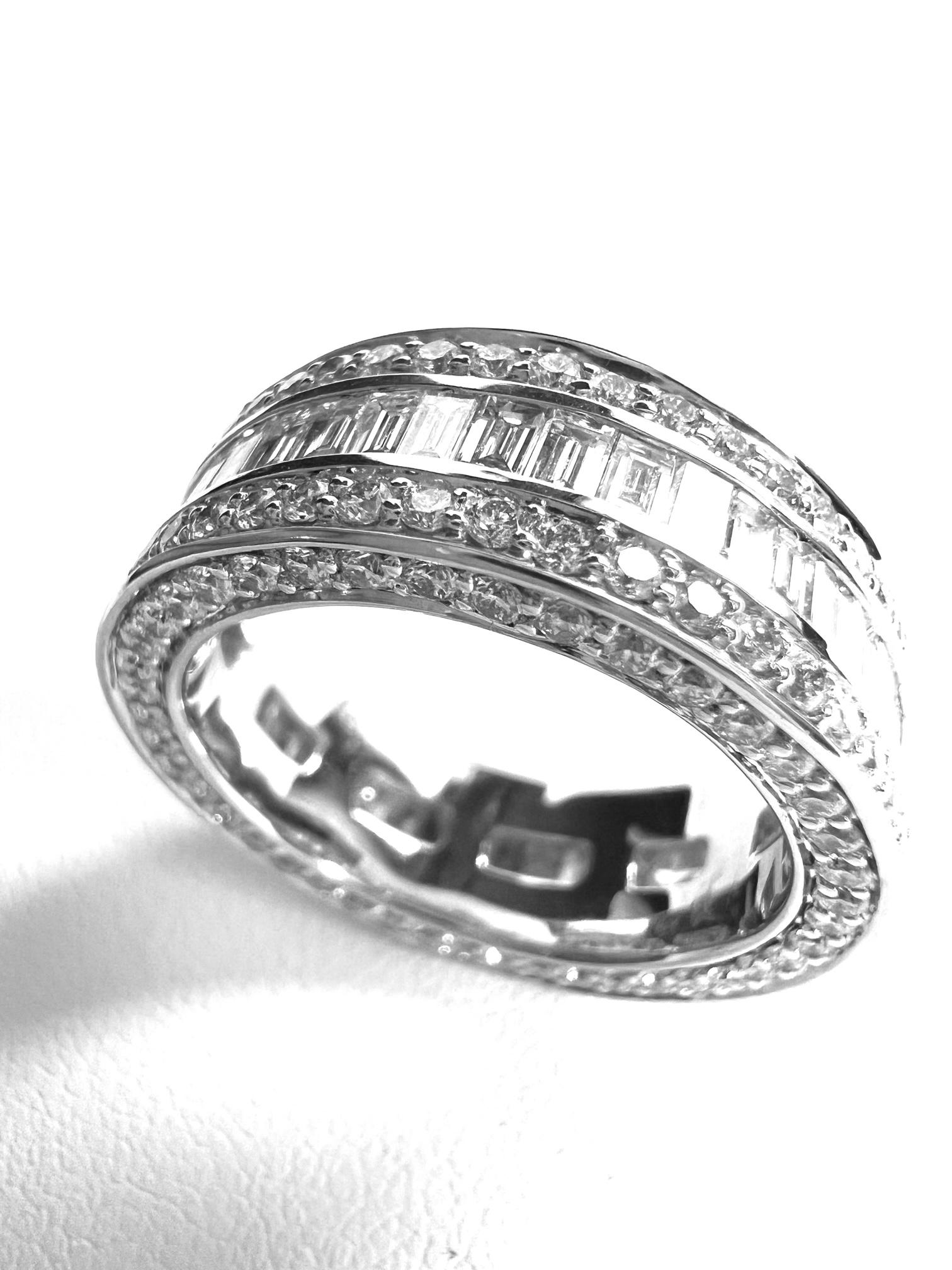 Ring in White Gold with Diamonds In New Condition For Sale In Idar-Oberstein, DE