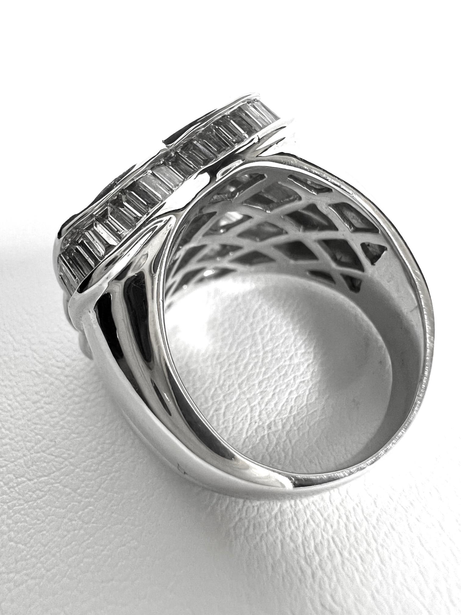 Women's or Men's Ring in White Gold with Diamonds For Sale