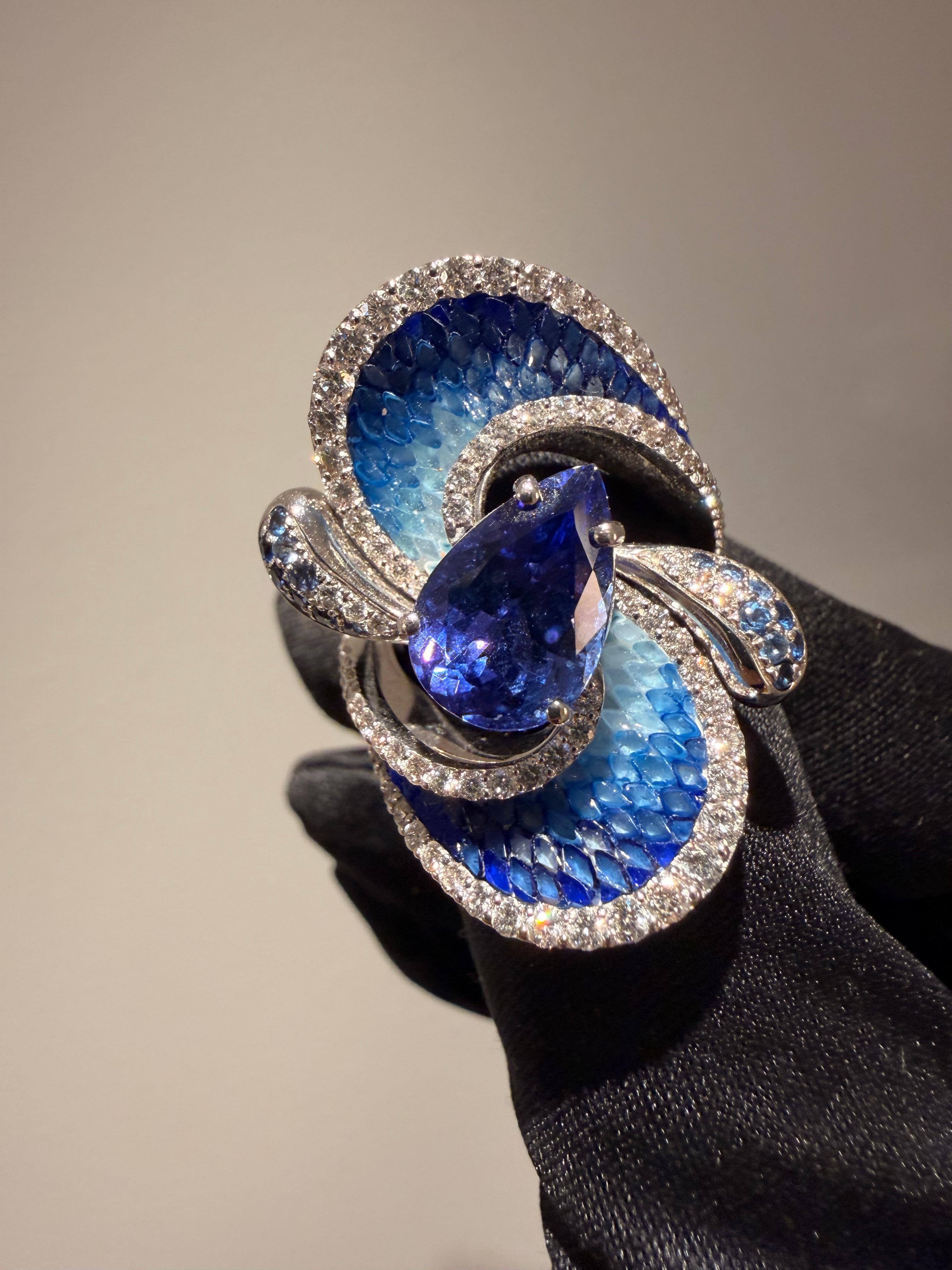 Contemporain Bague en or blanc avec diamants, tanzanite, saphir bleu et micromosaïque en vente