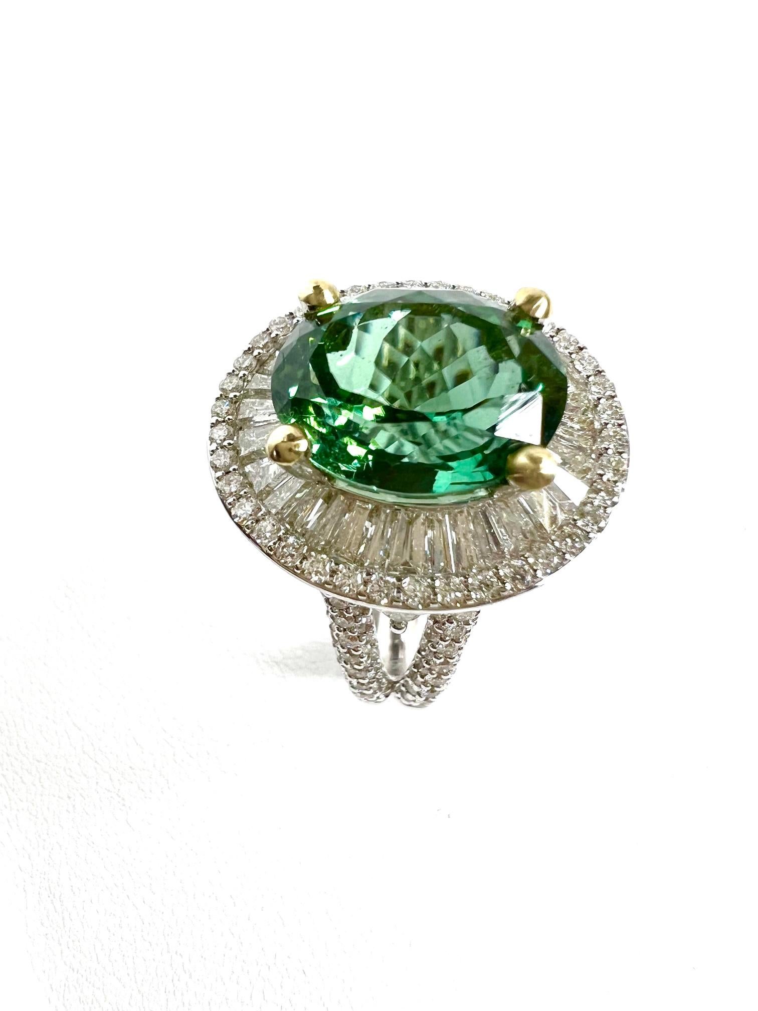 Ring in White Gold with Green Tourmaline and Diamonds In New Condition For Sale In Idar-Oberstein, DE