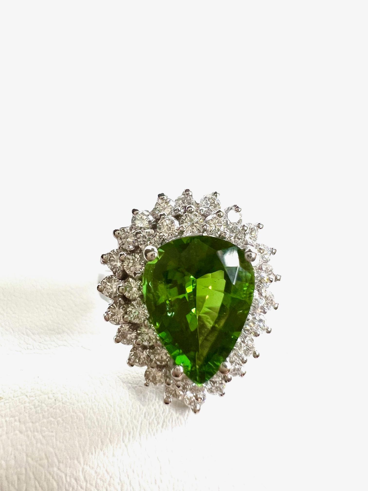 Thomas Leyser est réputé pour ses créations de bijoux contemporains utilisant des pierres précieuses fines.

Bague en or blanc 18K (7,0gr.) avec 1x tourmaline Paraiba (forme de poire, couleur vert intense, 3,09cts.) + 40x diamants (taille brillant,