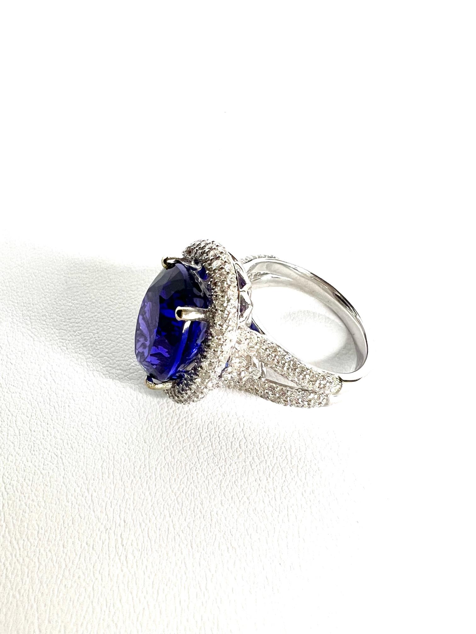 Contemporary Ring in White Gold with Tansanite and Diamonds For Sale