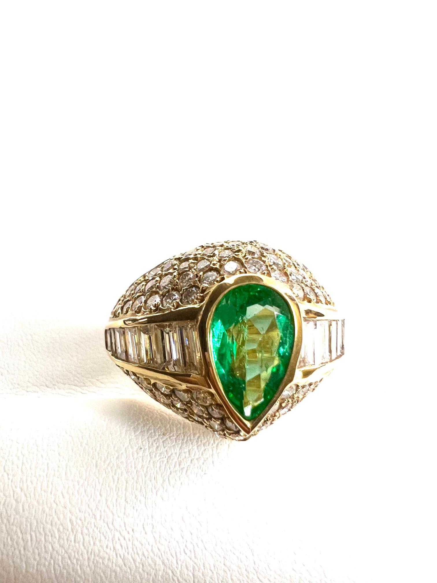 Contemporary Ring in Yello Gold with 1 Emerald and Diamonds For Sale