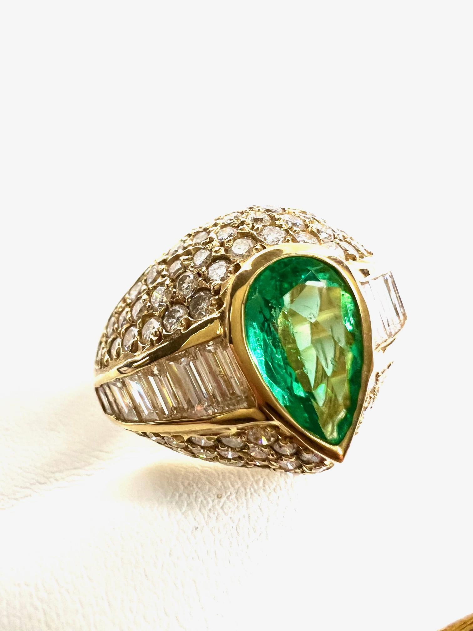 Pear Cut Ring in Yello Gold with 1 Emerald and Diamonds For Sale
