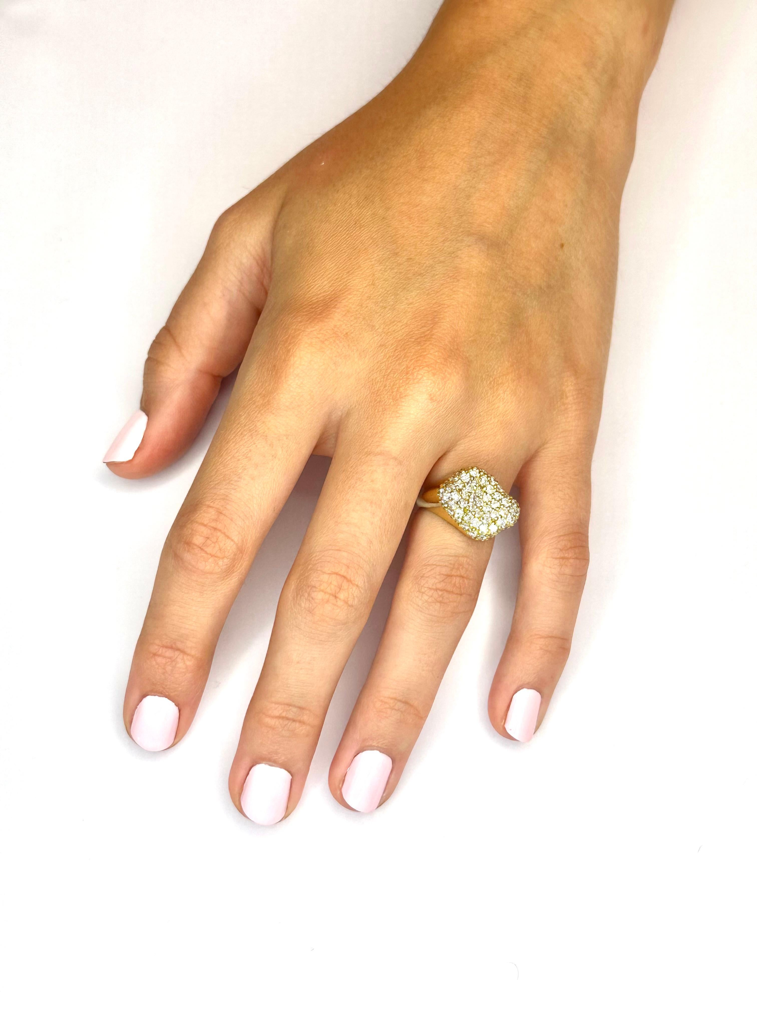 Modern Ring in Yellow Gold and 1.37 Carats of Diamonds For Sale