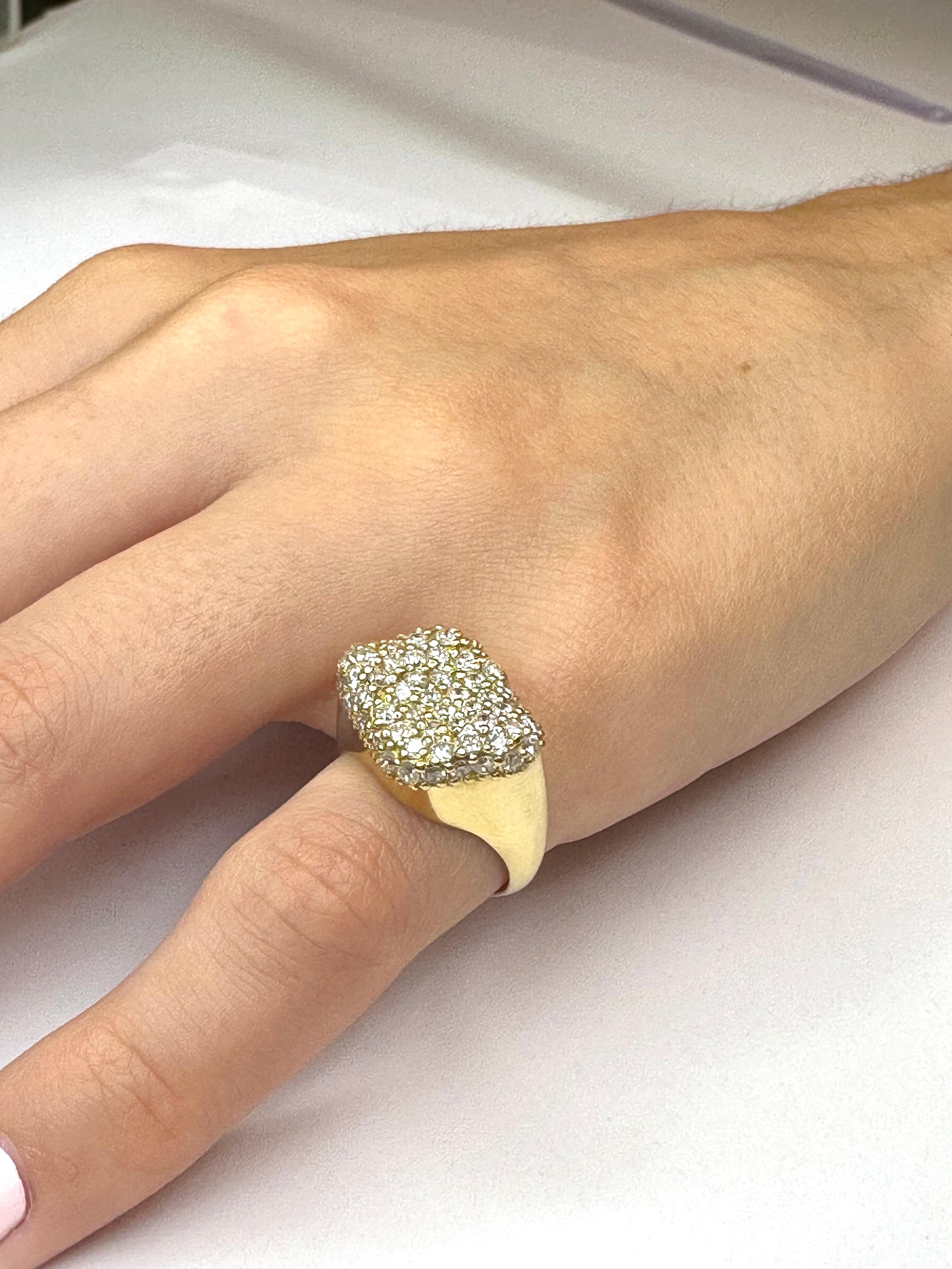 Brilliant Cut Ring in Yellow Gold and 1.37 Carats of Diamonds For Sale