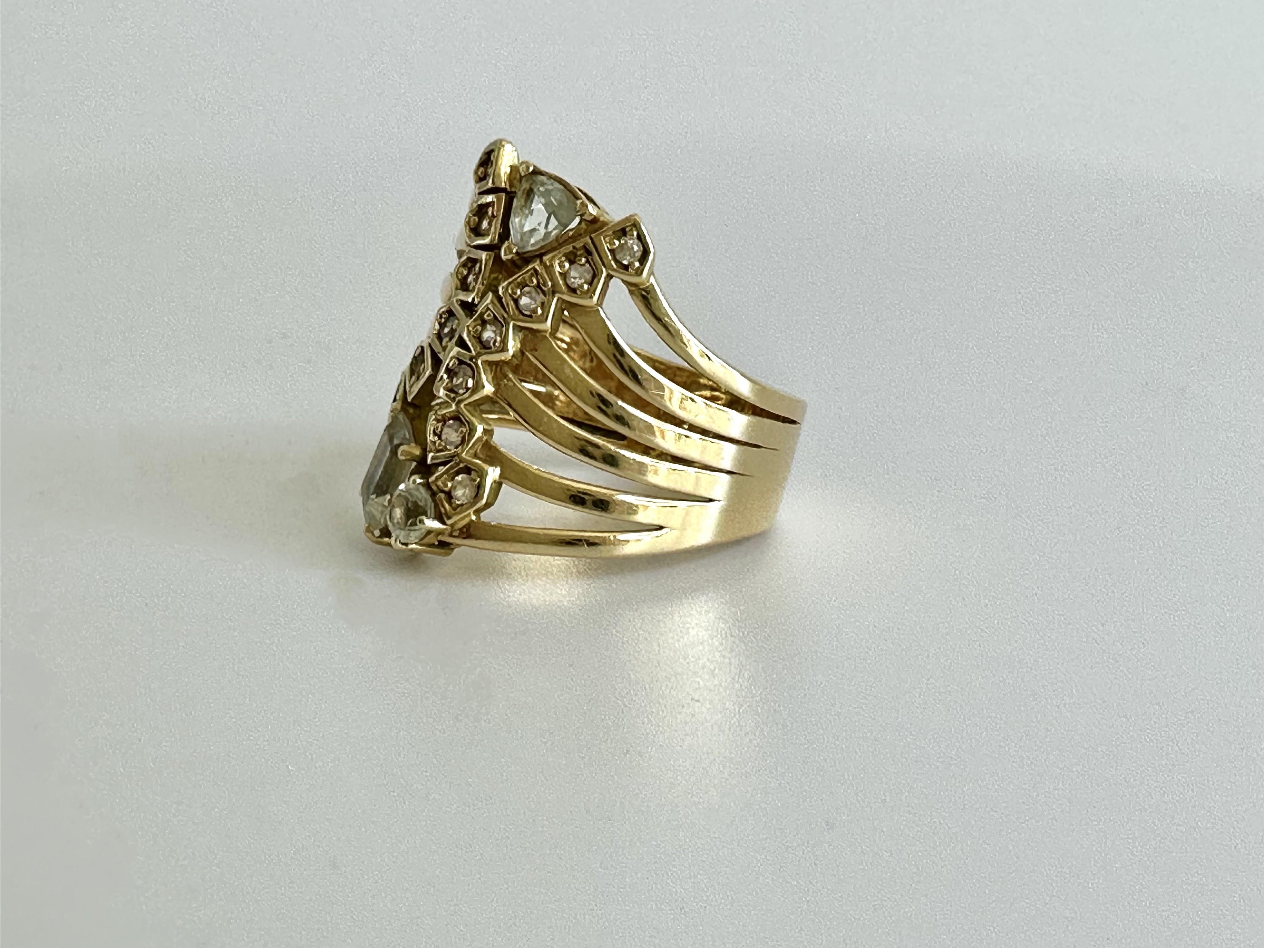 Ring aus Gelbgold, Prazioliten und Saphiren (Mittelalterlich) im Angebot