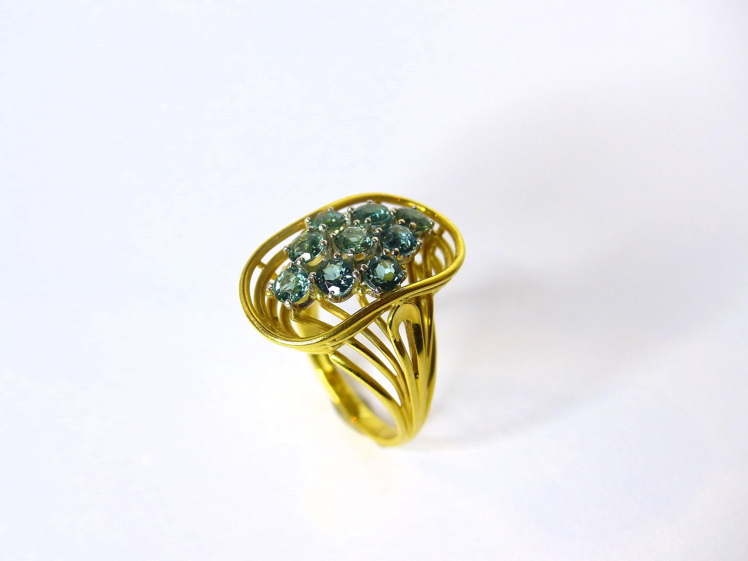 Ring aus Gelbgold mit grünen Turmalinen im Zustand „Hervorragend“ im Angebot in Idar-Oberstein, DE