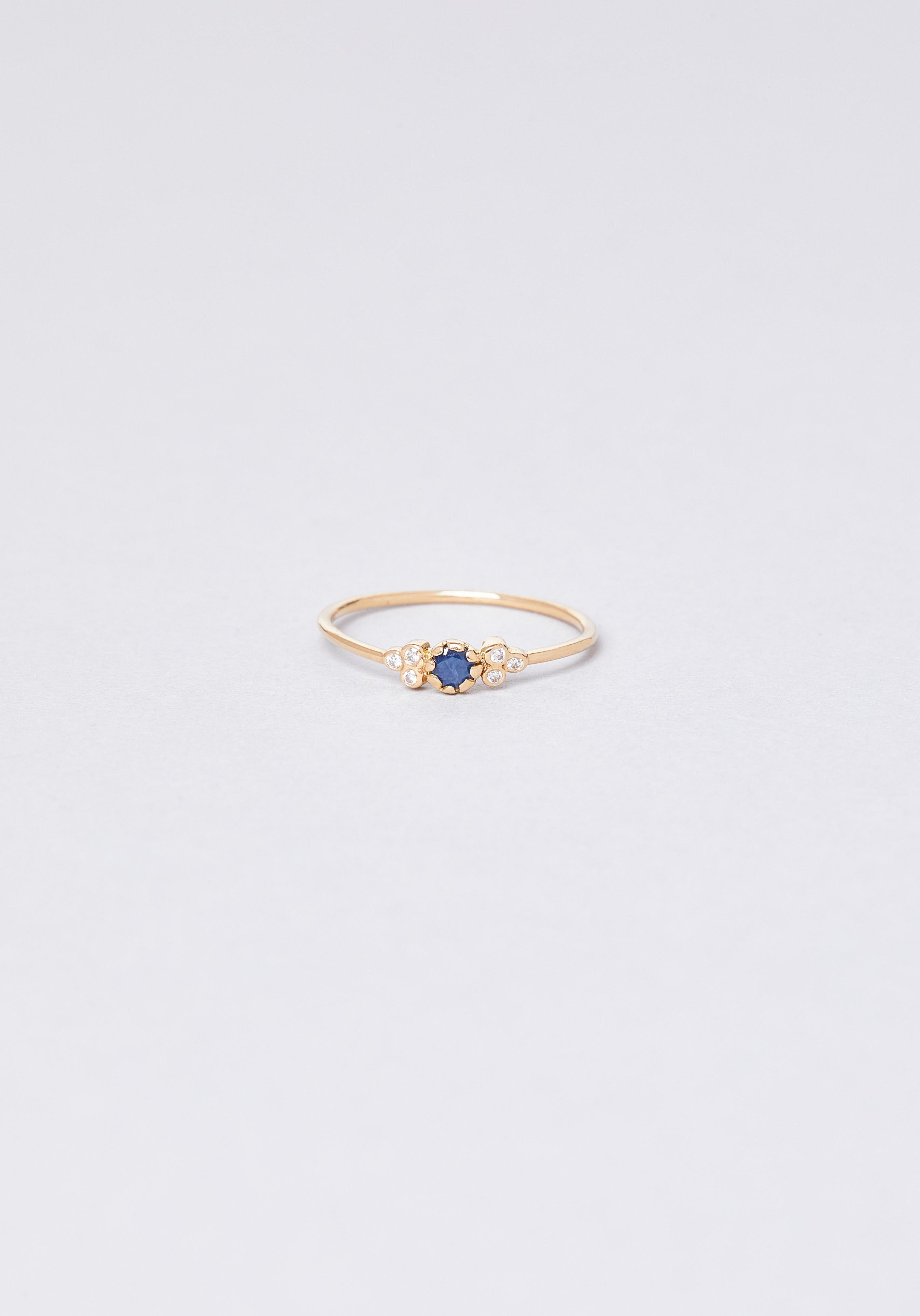 Poetic Kamala: gold becomes lace and sapphire flower. Feminine and elegant 18 carat yellow gold ring, Kamala stands out for its ornamentation: 6 white diamonds and its central sapphire shine on your finger, in a floral and delicate composition. A
