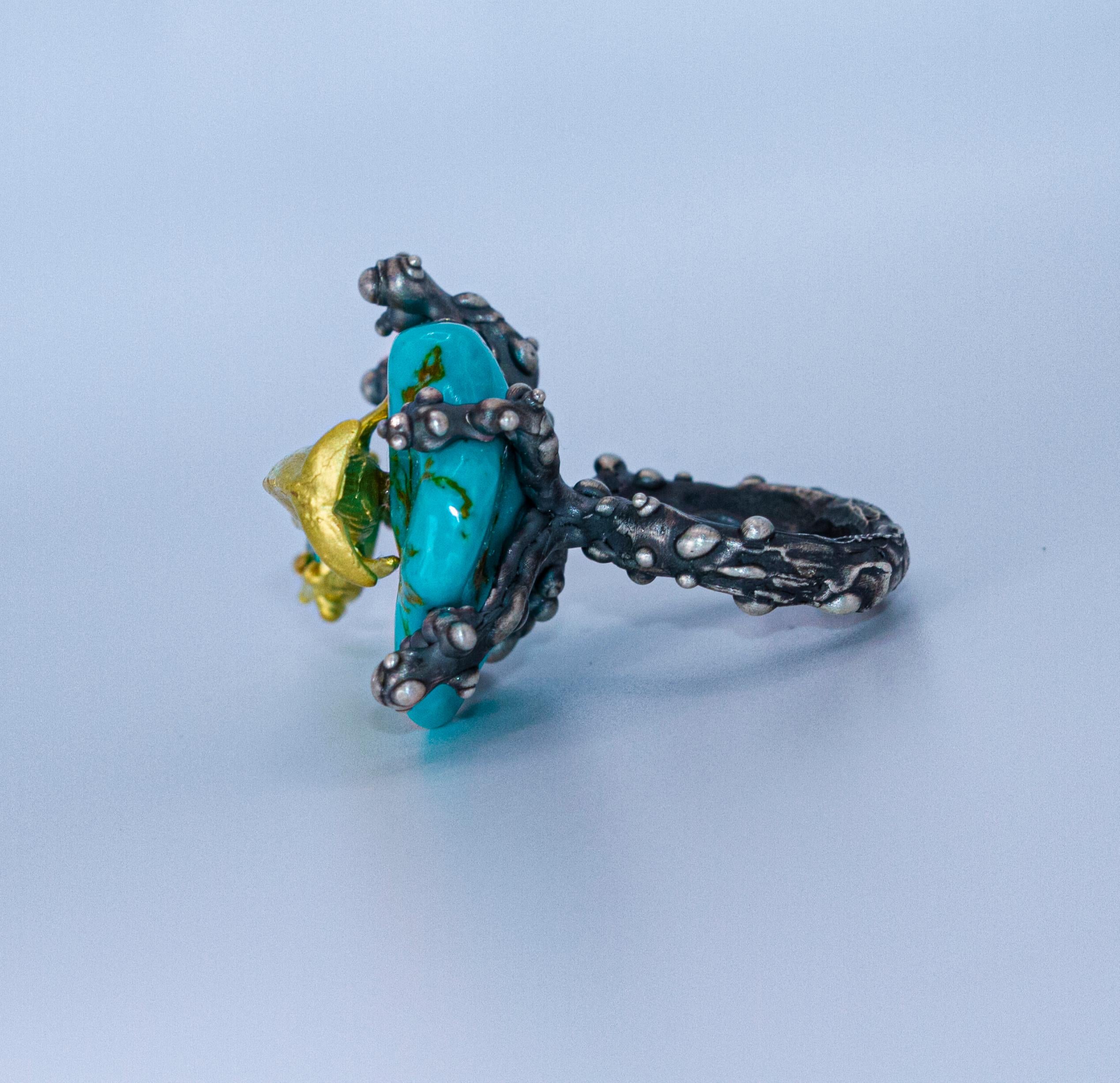 this ring is a one of a kind contemporary jewellery.

This ring is imagined and sculpted by hand by the French jeweller artist Binliang Alexander Peng.
This creation features a 2.5 carat Afghan tourmaline and a raw piece of polished turquoise.
The