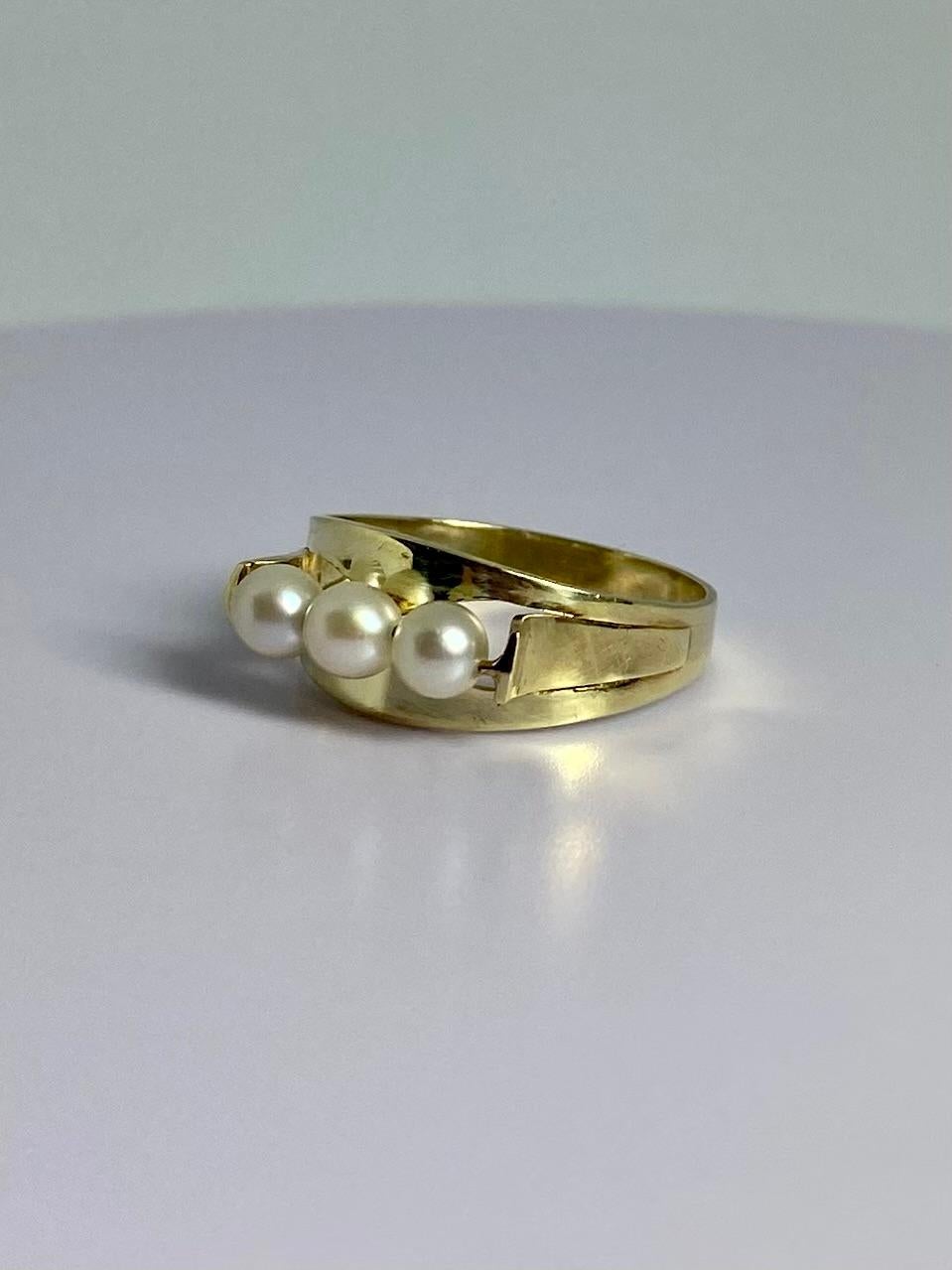 Ring aus 14 Karat Gelbgold, vollständig gestempelt mit drei raffinierten Perlen  (Rundschliff) im Angebot
