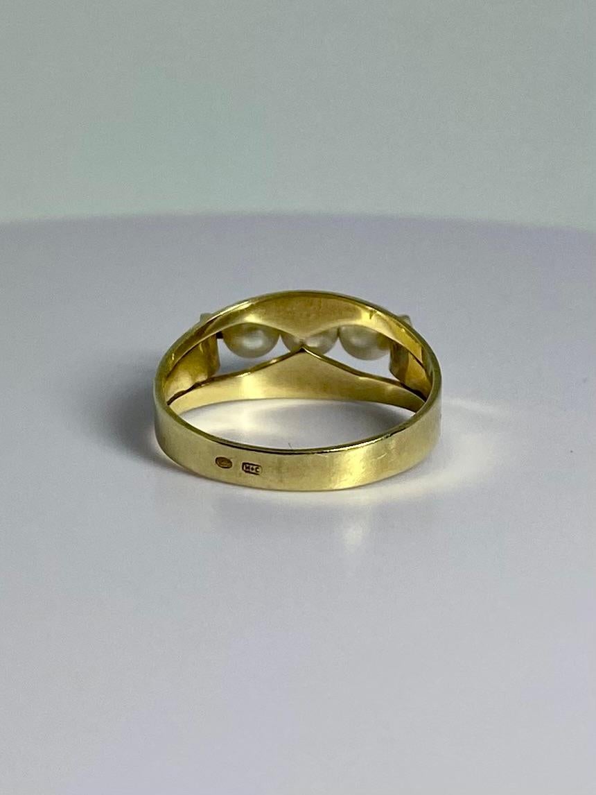 Ring aus 14 Karat Gelbgold, vollständig gestempelt mit drei raffinierten Perlen  im Zustand „Gut“ im Angebot in Heemstede, NL