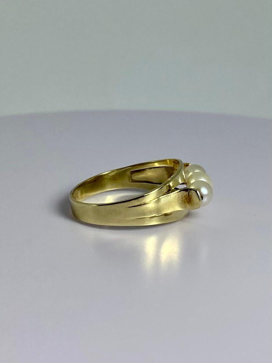 Ring aus 14 Karat Gelbgold, vollständig gestempelt mit drei raffinierten Perlen  Damen im Angebot