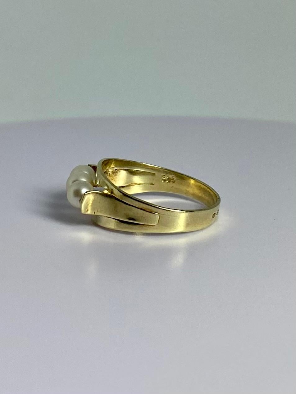 Ring aus 14 Karat Gelbgold, vollständig gestempelt mit drei raffinierten Perlen  im Angebot 1