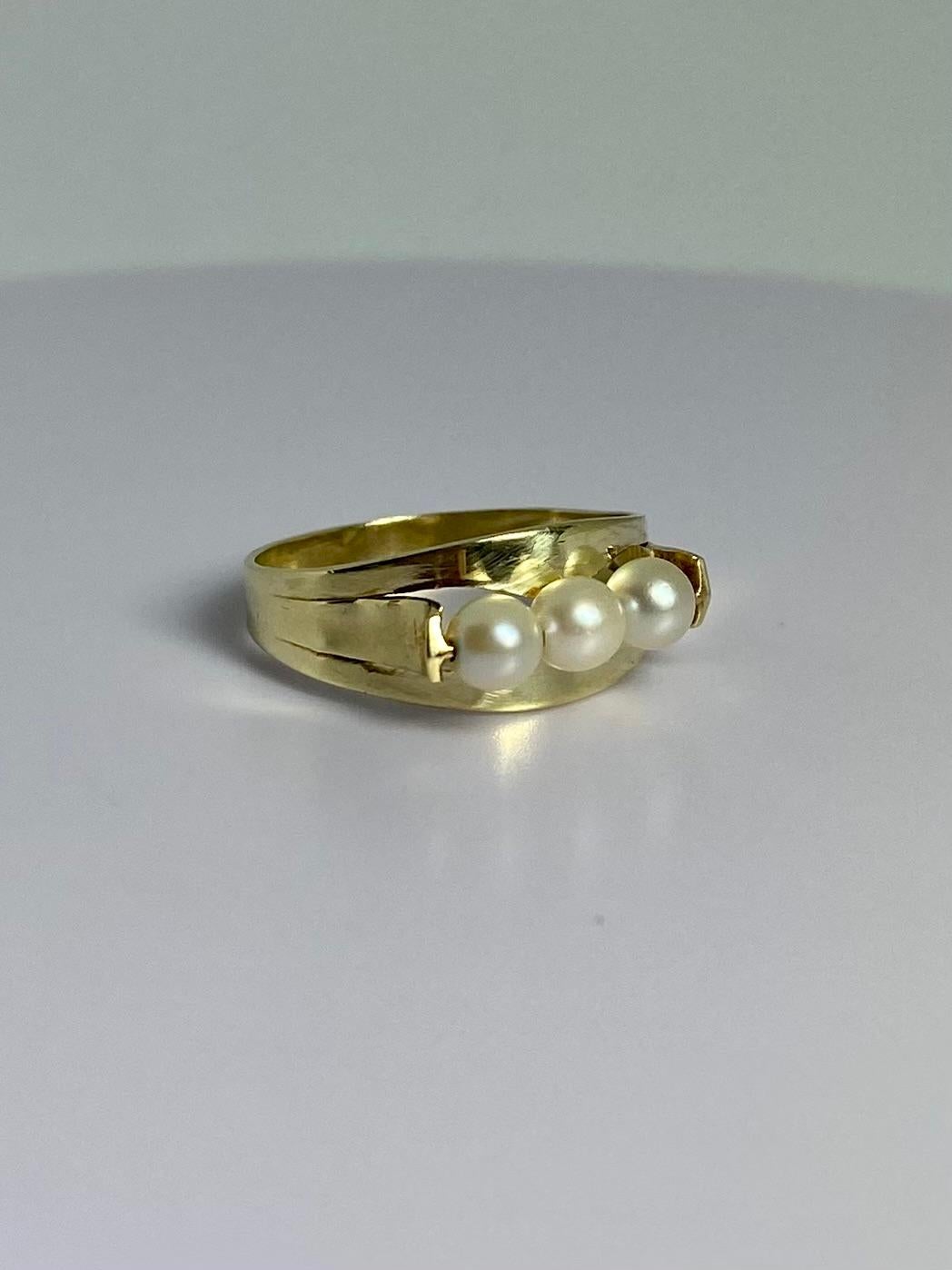 Ring made of 14 carat yellow gold fully hallmarked with three refined pearls  For Sale 2
