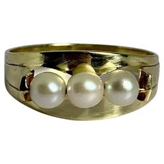 Retro Ring made of 14 carat yellow gold fully hallmarked with three refined pearls 