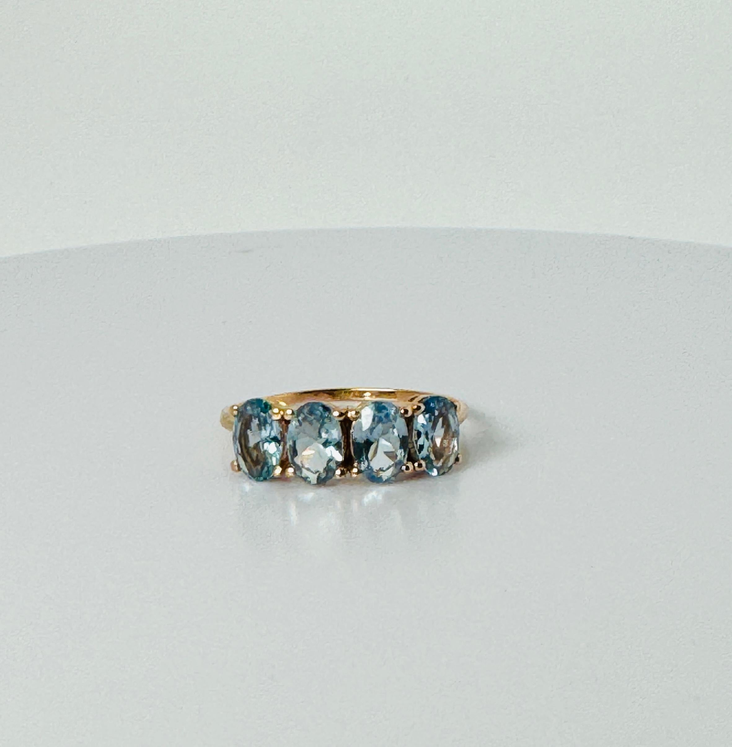 Entdecken Sie die raffinierte Schönheit dieses Rings aus 18-karätigem Rotgold mit vier atemberaubenden ovalen, facettierten Aquamarinen von insgesamt etwa 1,36 Karat. Jeder Aquamarin wurde sorgfältig geschliffen, um sein natürliches Funkeln zu