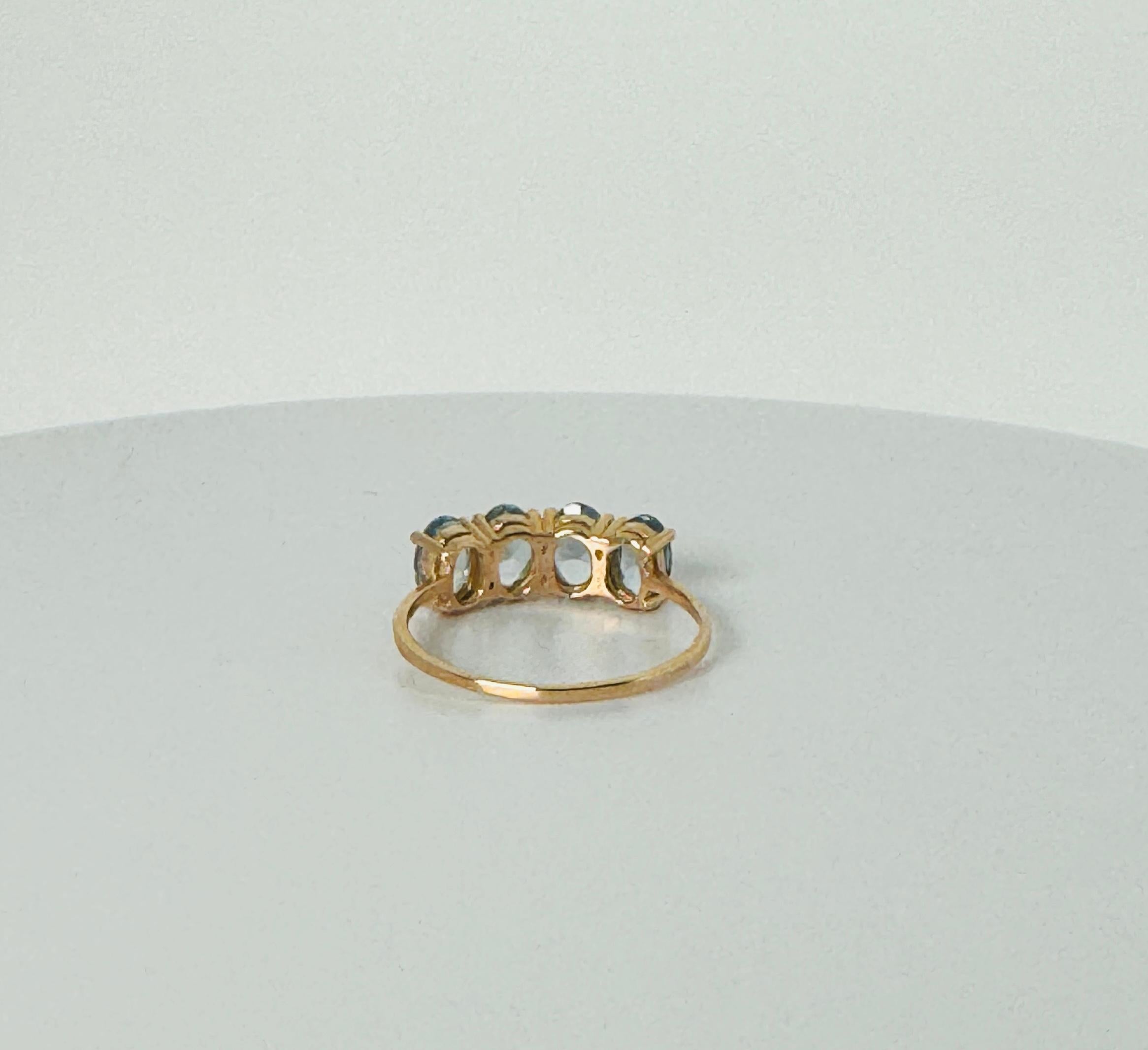 Ring aus 18 Karat Rotgold mit 4 schönen ovalen facettierten Aquamarinen Damen im Angebot