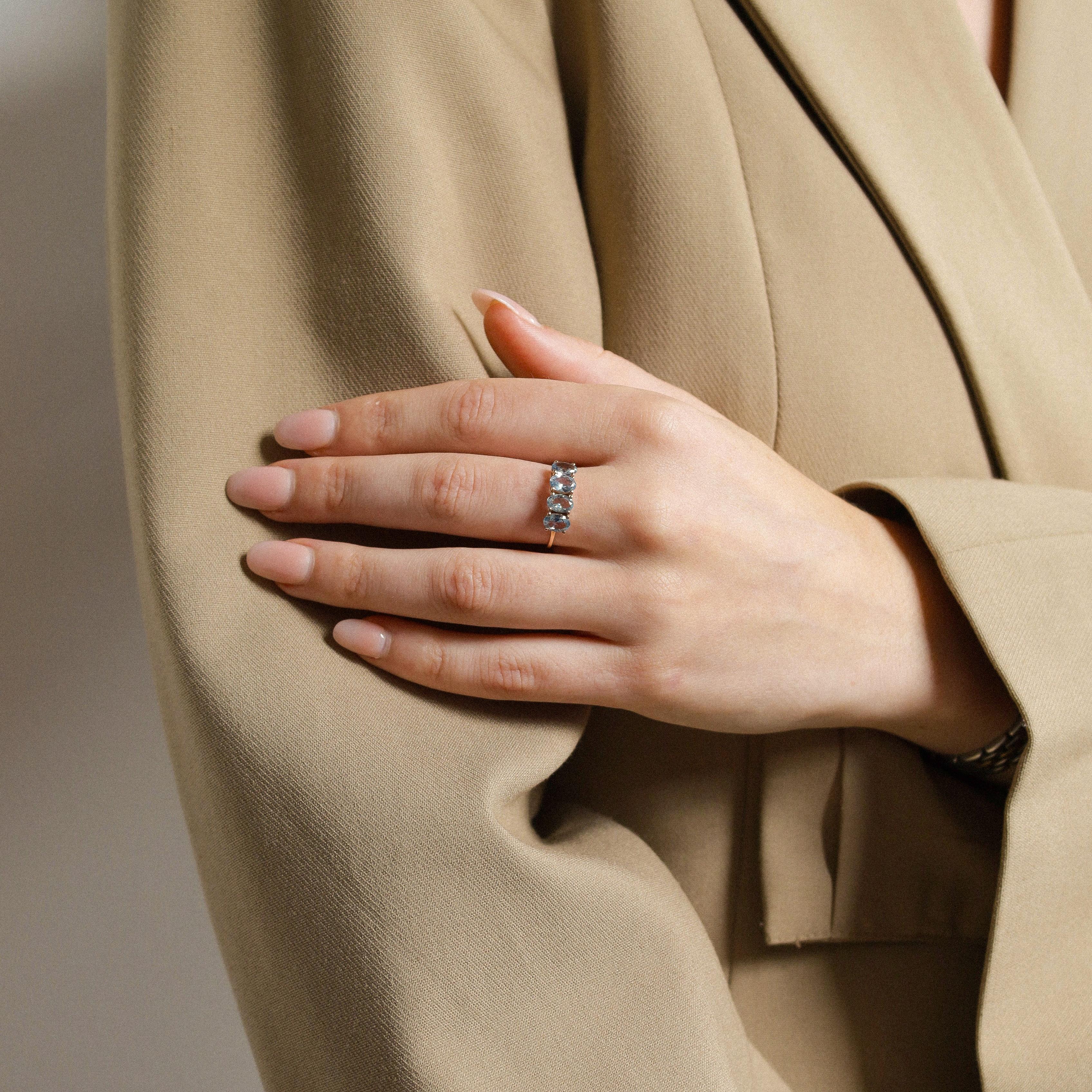 Vintage-Ring aus 18 Karat Gold mit ovalen facettierten Aquamarinen  Europäische Eleganz (Ovalschliff)
