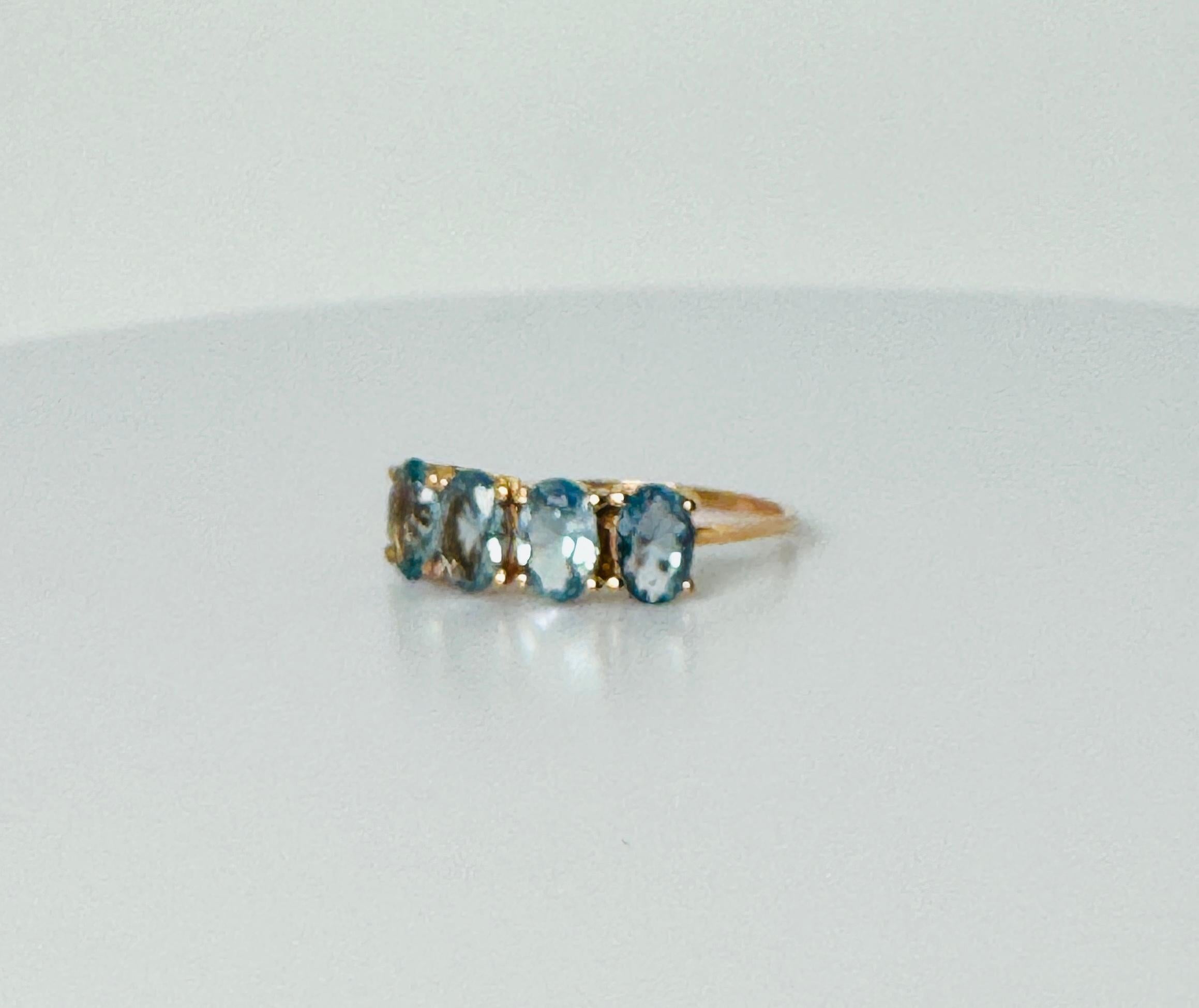 Ring aus 18 Karat Rotgold mit 4 schönen ovalen facettierten Aquamarinen (Ovalschliff) im Angebot