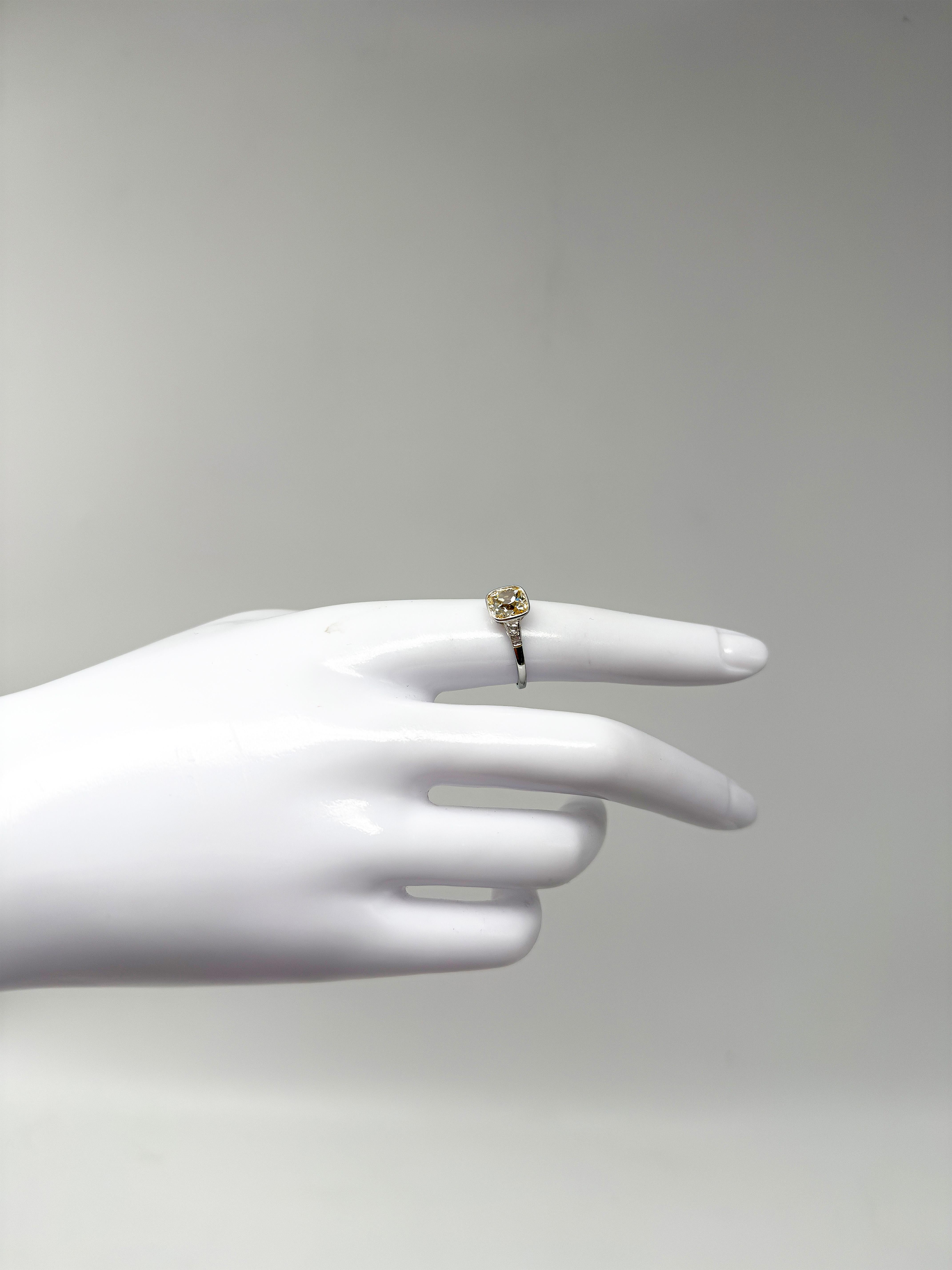 Questo esclusivo anello con diamante in oro bianco da 18 carati combina un'eleganza senza tempo, una lavorazione di alta qualità e un fascino lussuoso. Con un peso delicato di soli 2,15 g, sta comodamente al dito senza perdere nulla della sua