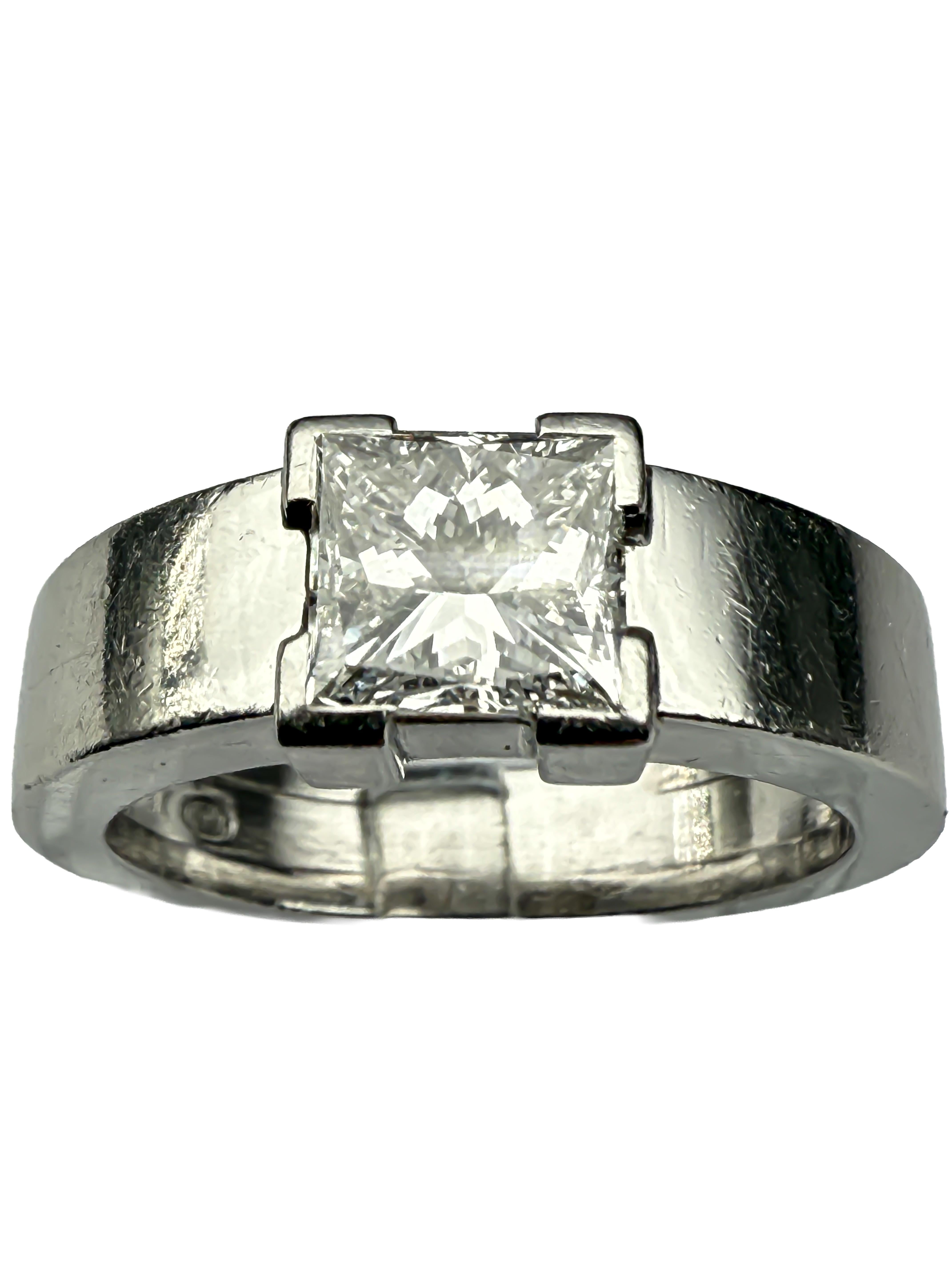 Questo eccezionale anello in platino combina un design elegante con un diamante raro e di alta qualità e si presenta in ottime condizioni d'uso con minimi segni di usura. Realizzato in platino 950, l'anello mette in mostra la fresca brillantezza