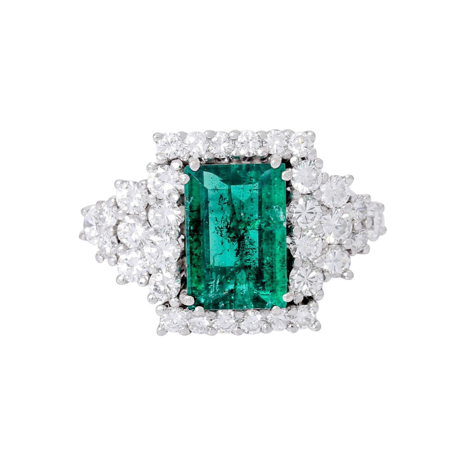 und Brillanten von insgesamt ca. 1,6 ct, gute bis sehr gute Farbe und Reinheit, Smaragd, NP: ca. 34.000 €, WG 18K, 13,5 g, RW: 53, 20./21. Jh., leichte Gebrauchsspuren, inkl. Wempe Kurzbericht. (7)

 Ring mit Smaragd ca. 3,2 ct und Brillanten