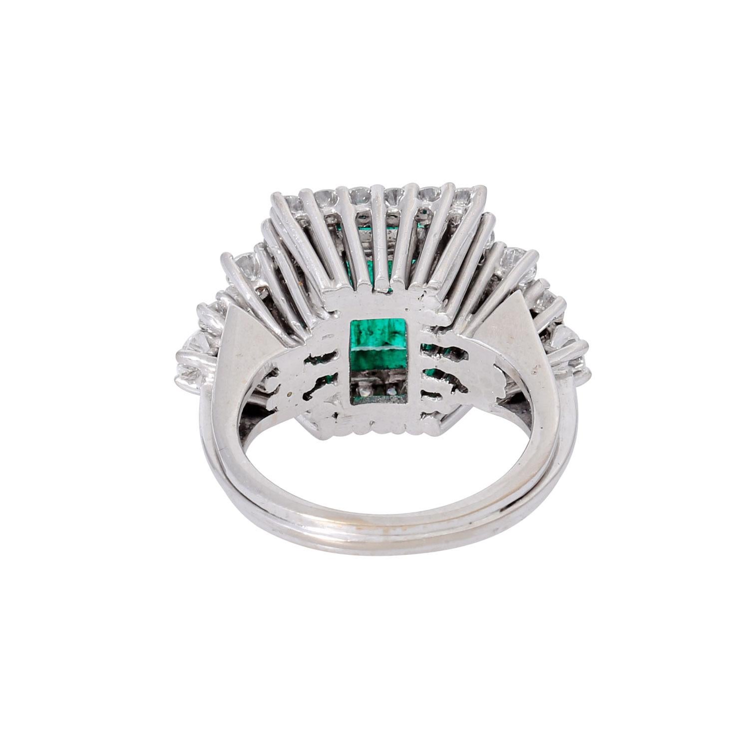 Ring trifft auf Smaragd. 3,2-Schliff (Moderne) im Angebot