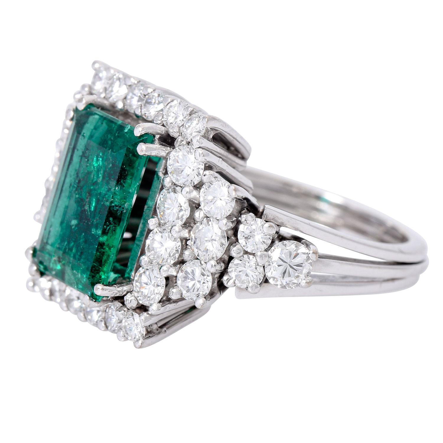 Ring trifft auf Smaragd. 3,2-Schliff (Smaragdschliff) im Angebot