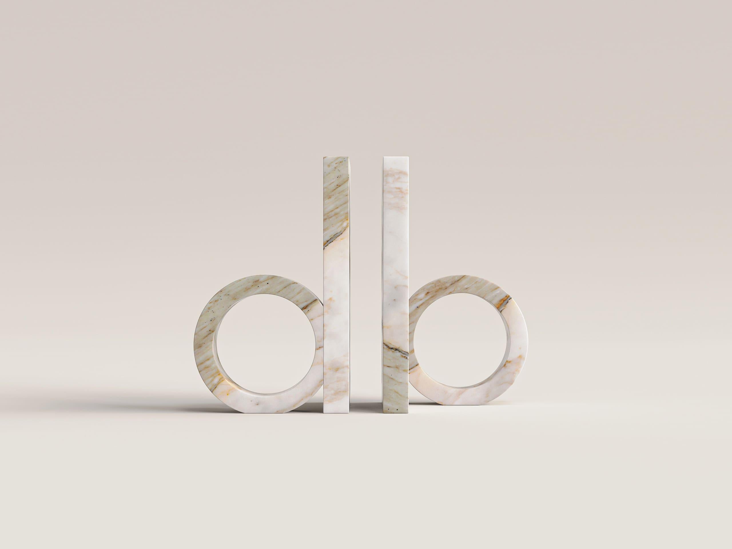 A circle that encompasses balance, beauty and functionality.
Ring is much more than a simple bookend: it is an essential graphic sign that transforms the bookcase into a living composition, in constant dialogue with the space.
Its pure and decisive