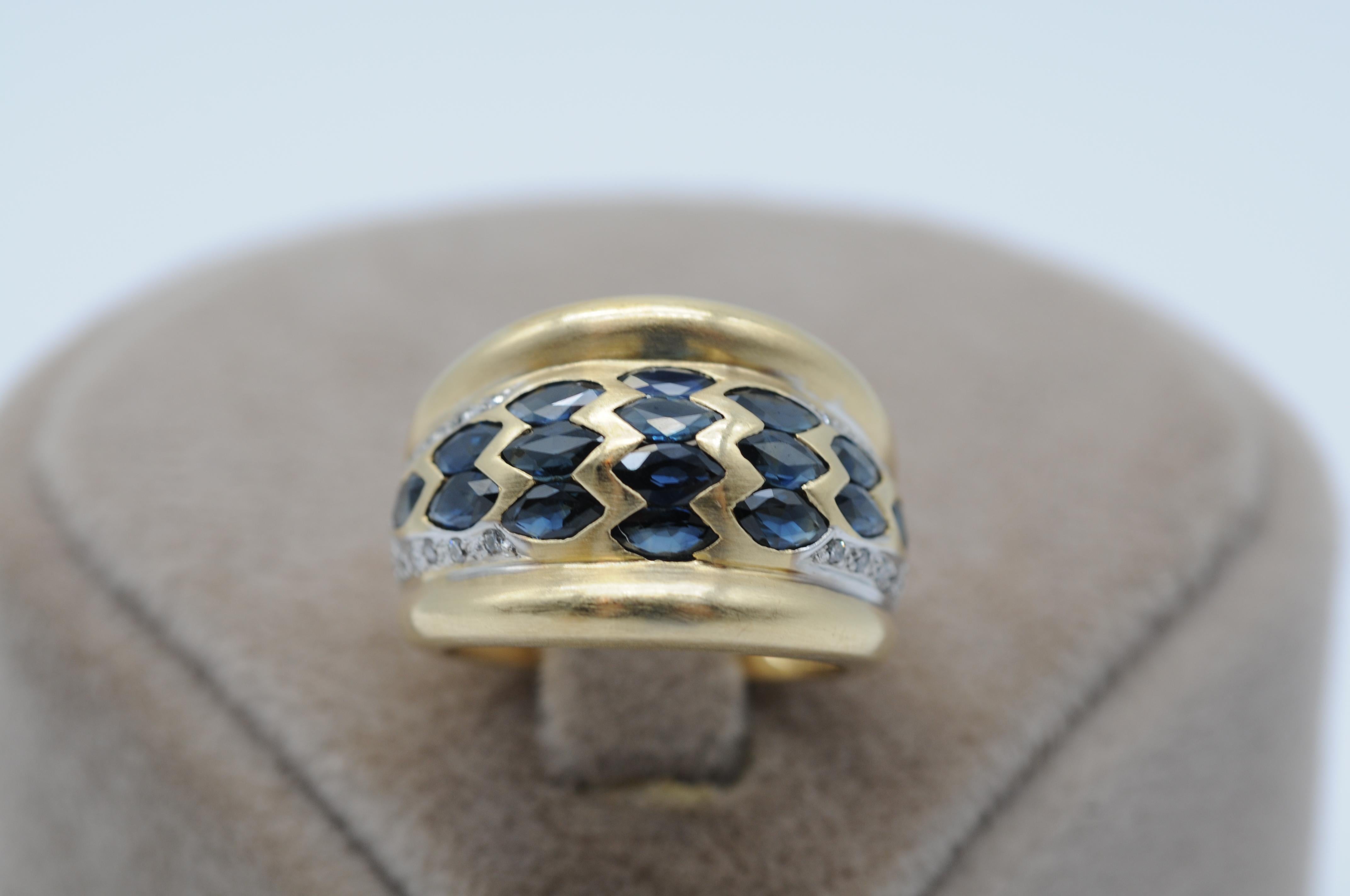 Treten Sie ein in ein Reich zeitloser Schönheit und exquisiter Handwerkskunst mit diesem atemberaubend edlen Ring aus 18k Gelbgold. Dieser mit äußerster Präzision gefertigte und mit einer Symphonie aus Saphiren und Diamanten geschmückte Ring ist ein