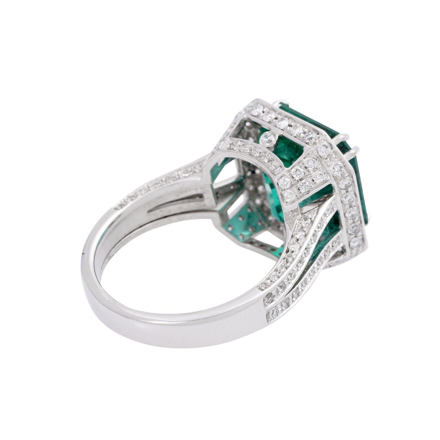 Modern Ring Mit Smaragd circa 9.25 Carat For Sale