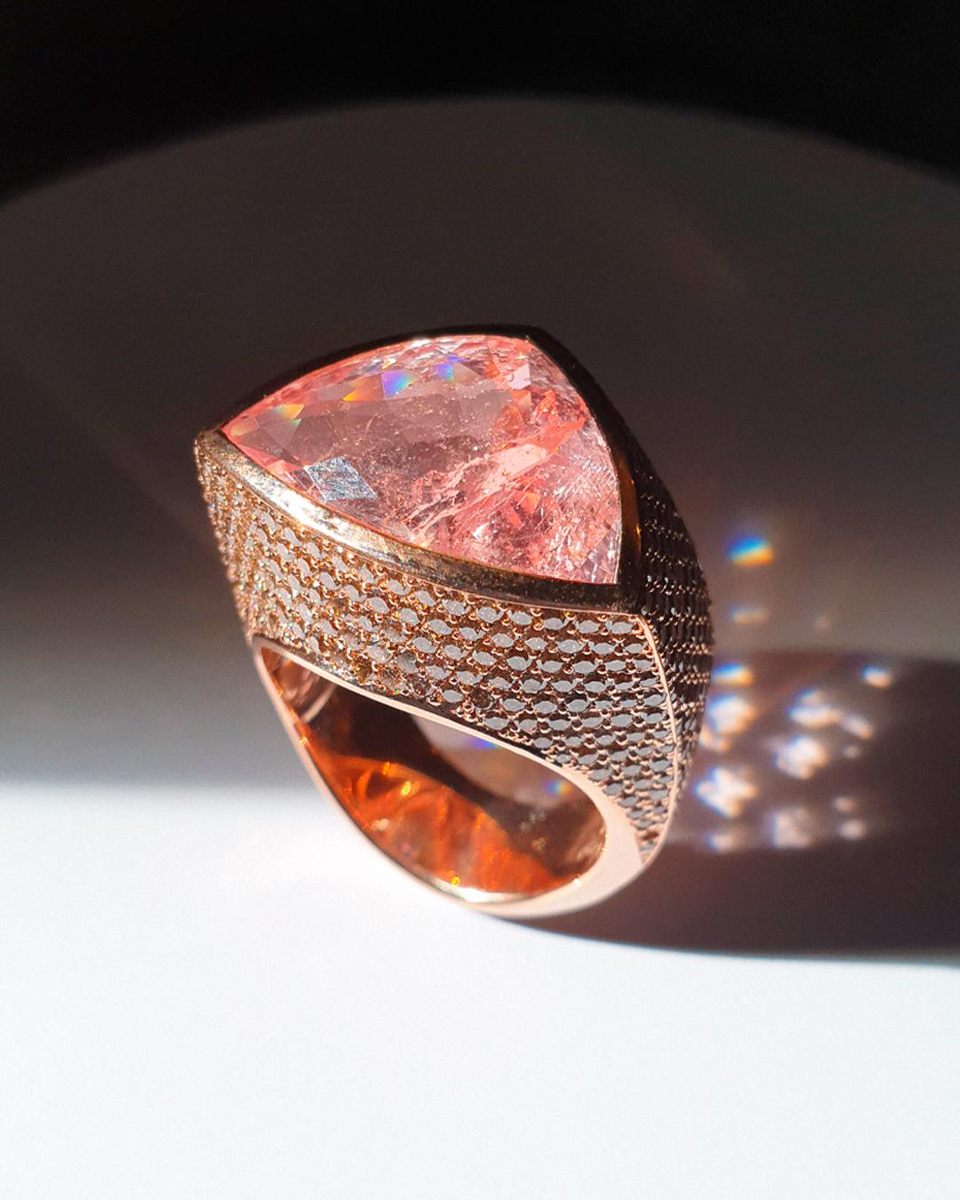 Morganite cocktail ring ca 10.37 ct, 18K rose gold, 419 hand set diamonds In New Condition For Sale In Hamburg, DE