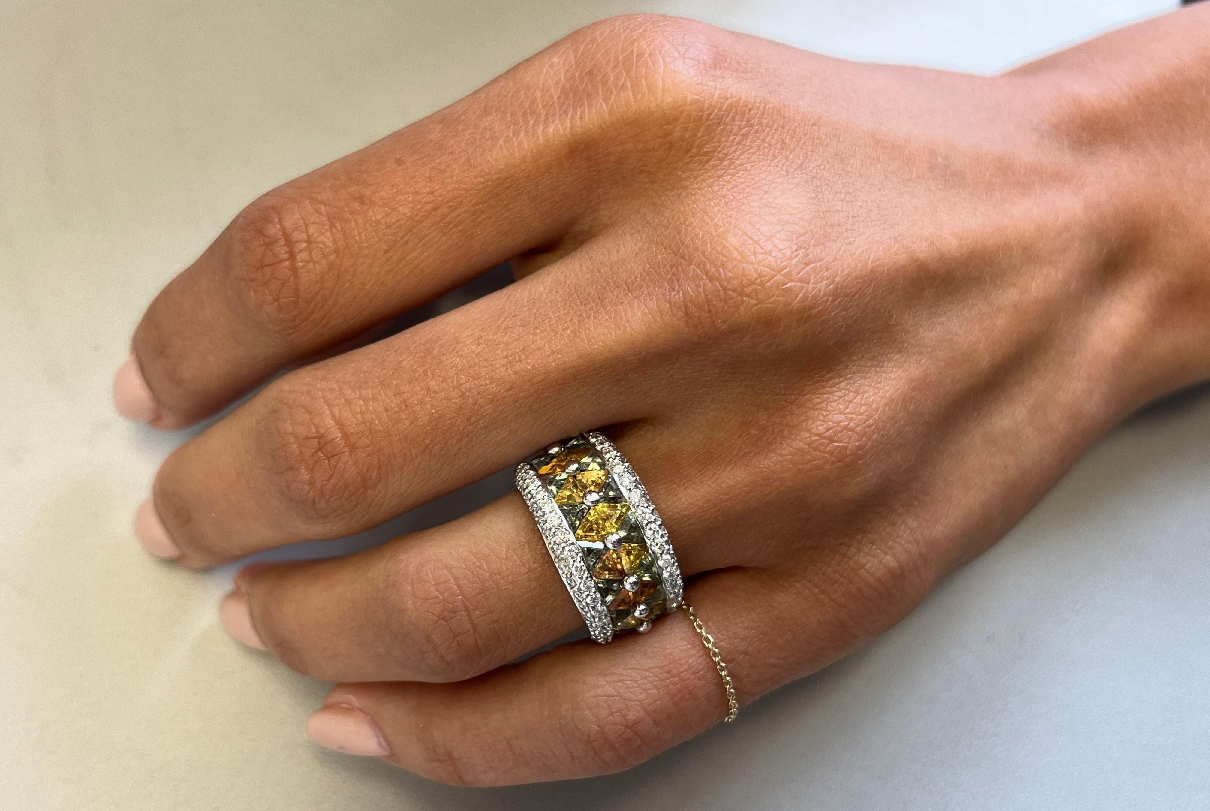 Este exquisito anillo presenta oro blanco de 18 quilates adornado con una sorprendente combinación de trillones de zafiros que suman un total de 2,75 quilates. Junto a los zafiros brillan diamantes de 0.95 quilates, que añaden un toque de resplandor