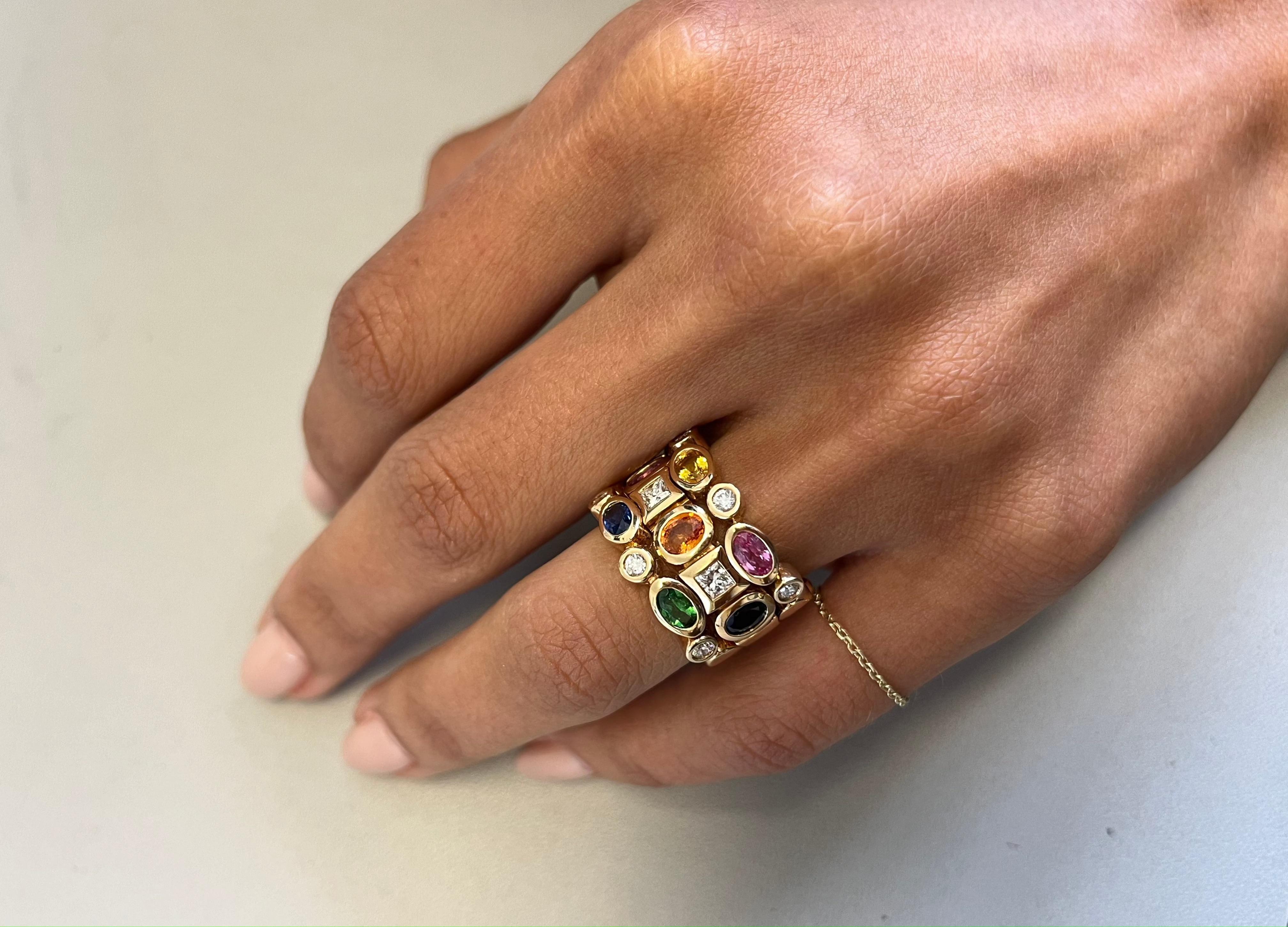 Cette bague exquise en or jaune 18 carats est ornée d'une combinaison frappante de saphirs naturels de taille ovale et princesse totalisant 3,6 carats. Des diamants d'un poids de 0,41 carat scintillent à côté des saphirs, ajoutant une touche de