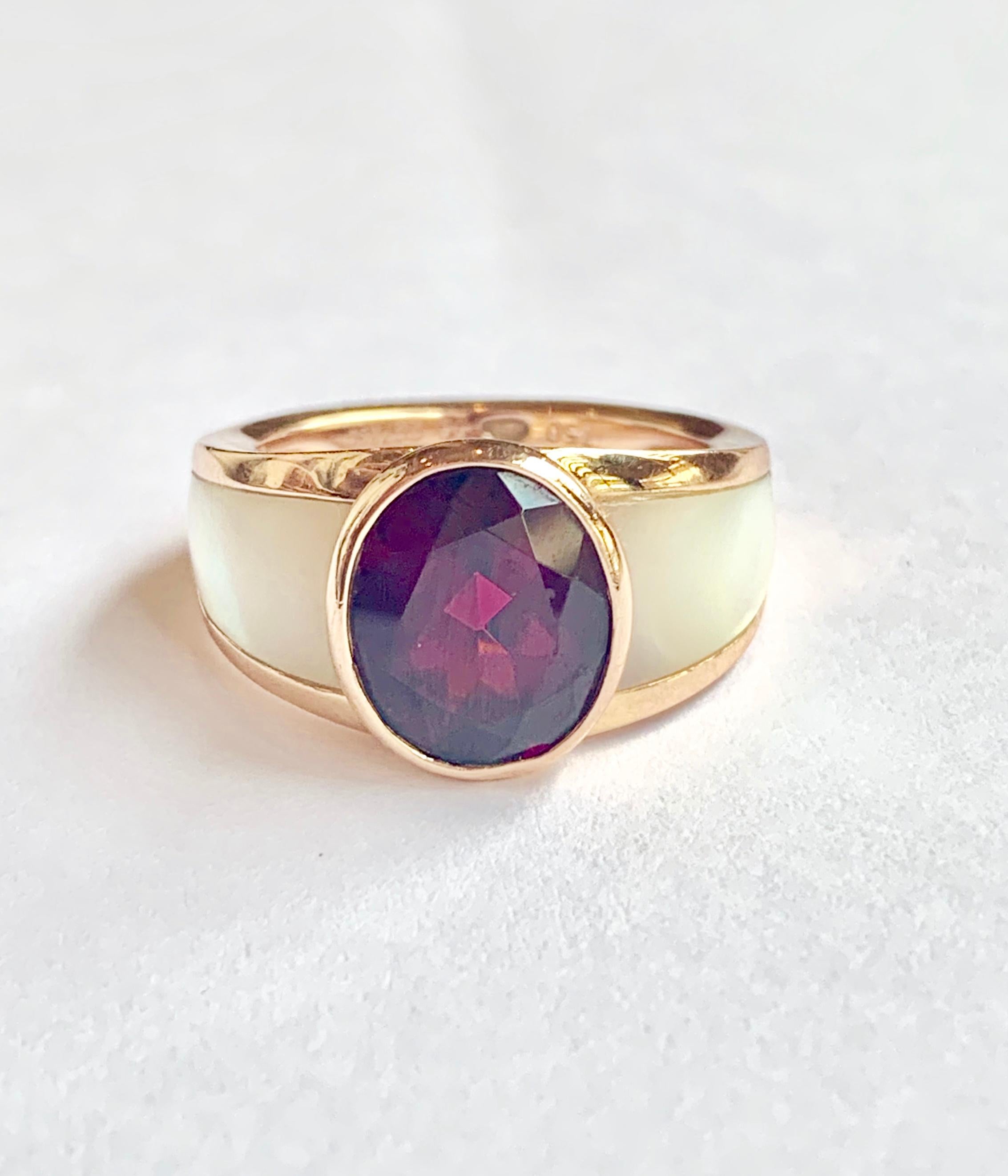 Beautiful Nadia ring, emblematic of Mauboussin jewelry.

18 carat pink gold, with a 3.5 carats oval cut rhodolite (garnet)  and white mother-of-pearl.

Very Good condition but a few tiny scratches on the stone.

Size of the ring : 55 (FR) / 7.5
