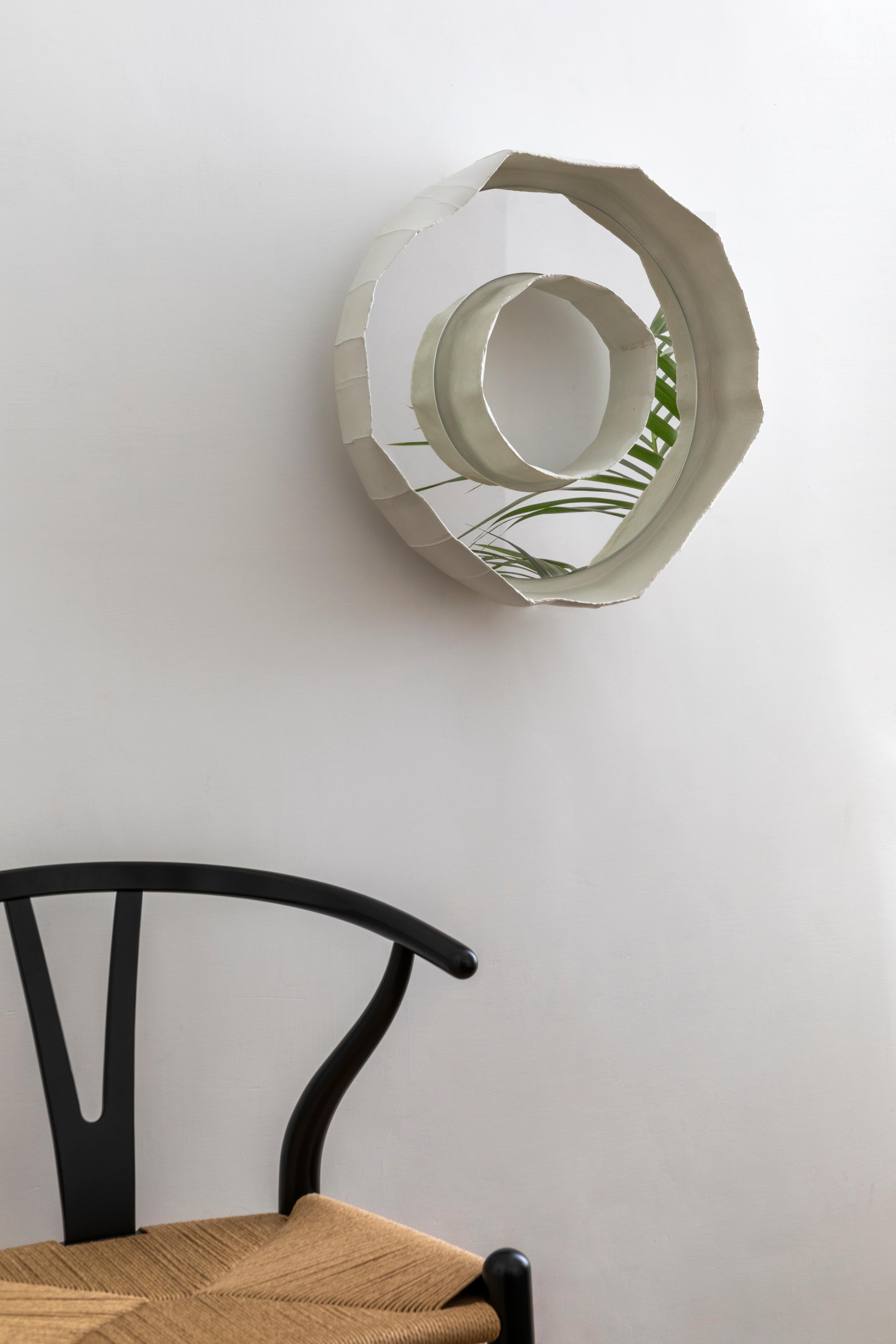 Moderne RING NOVA, applique murale en céramique blanche artisanale contemporaine avec miroir encastré en vente