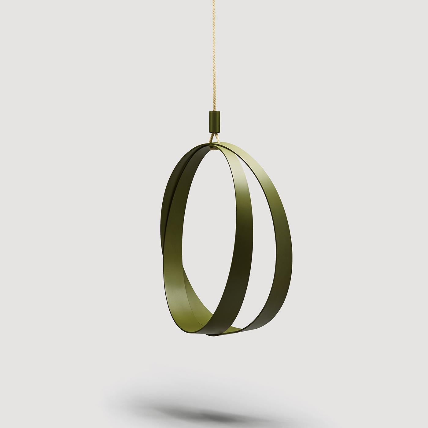 A splendid and delightful indoor-outdoor swing chair to relax and unwind, this piece is composed of two green intersecting rings made of aluminum and firmly welded and suspended with a 6 m-long rope (included) and one cylinder to cover the rope