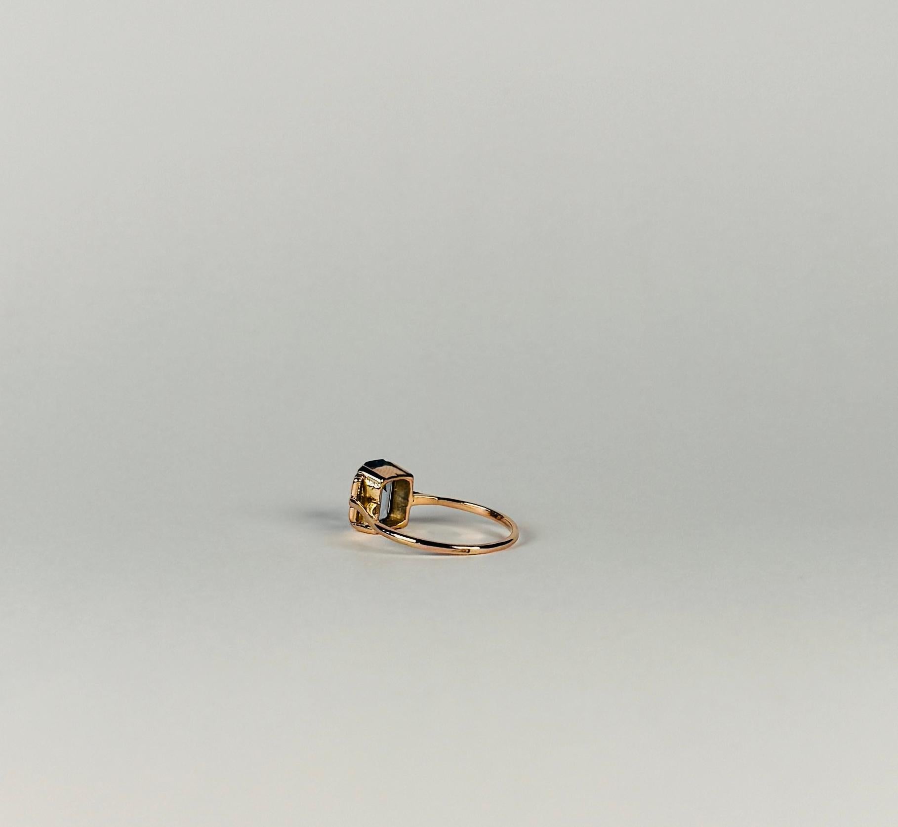 Rose Cut Ring of 18 carat rosé gold with emerald cut aquamarine of 1.00 carat For Sale